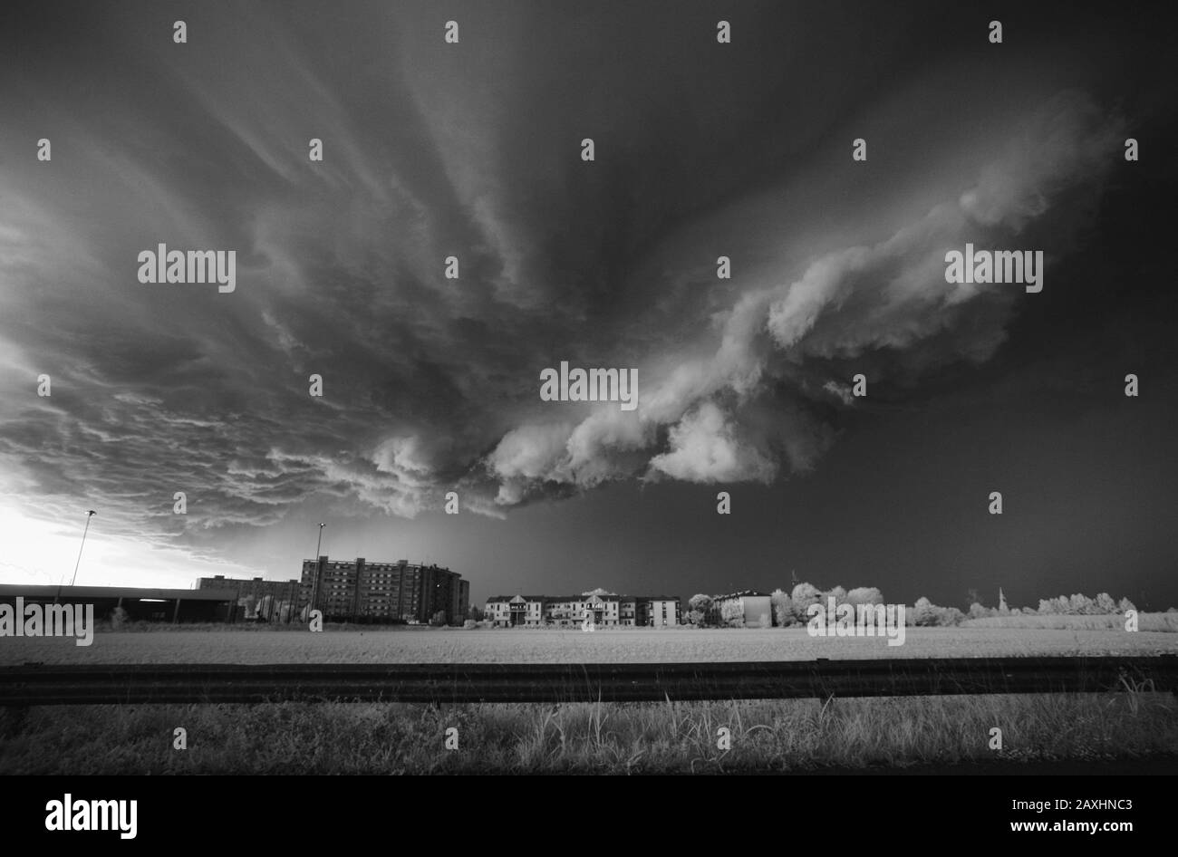 Tempesta forte con possibile nuvola a scaffale alla base del cloud cumulonimbus prendere con termocamera a infrarossi Foto Stock