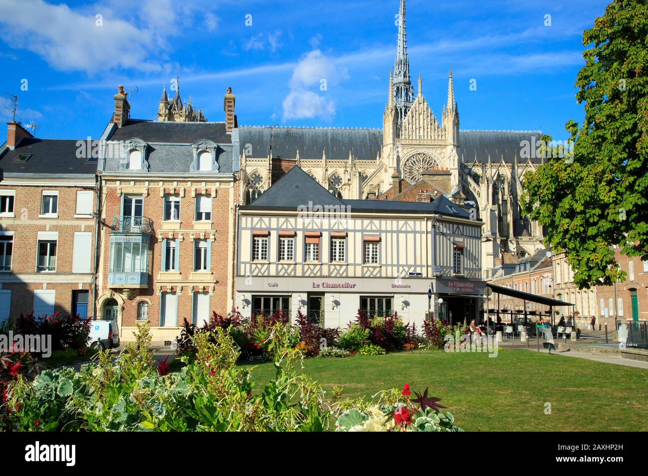 Amiens (Francia settentrionale): Piazza Jules Bocquet nel centro della  città. Sullo sfondo, edifici in rue du Cloitre de la Barge e Notre-Dam Foto  stock - Alamy