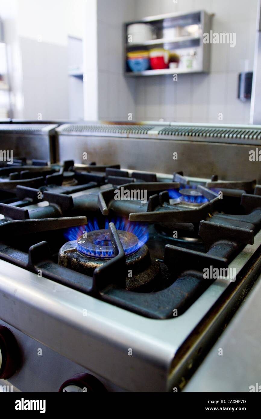 Fuoco selettivo colpo di fiamme blu in una stufa con uno sfondo sfocato Foto Stock