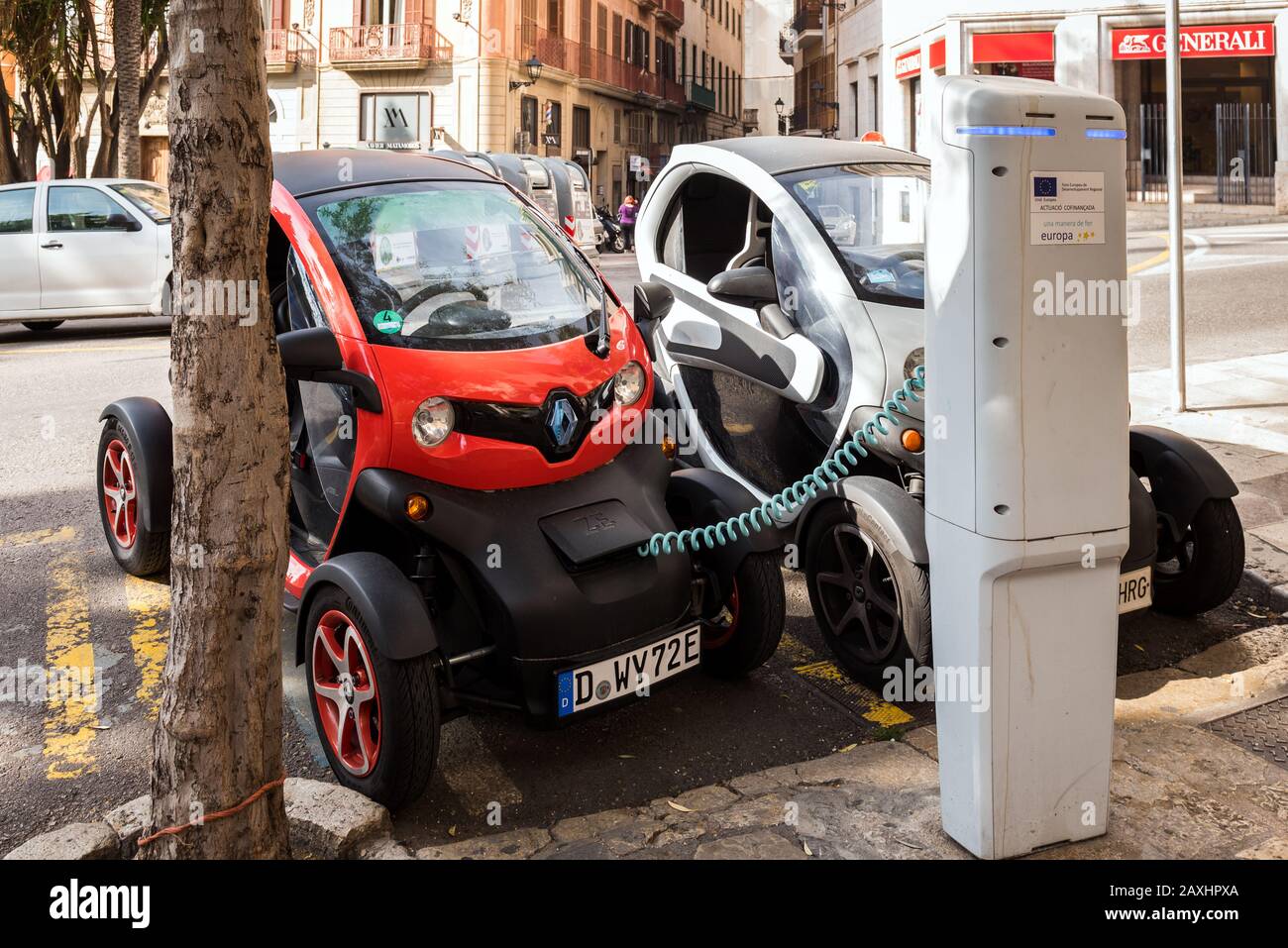 Maiorca, Spagna - 8 maggio 2019: Punto di ricarica per auto elettriche in strada Foto Stock