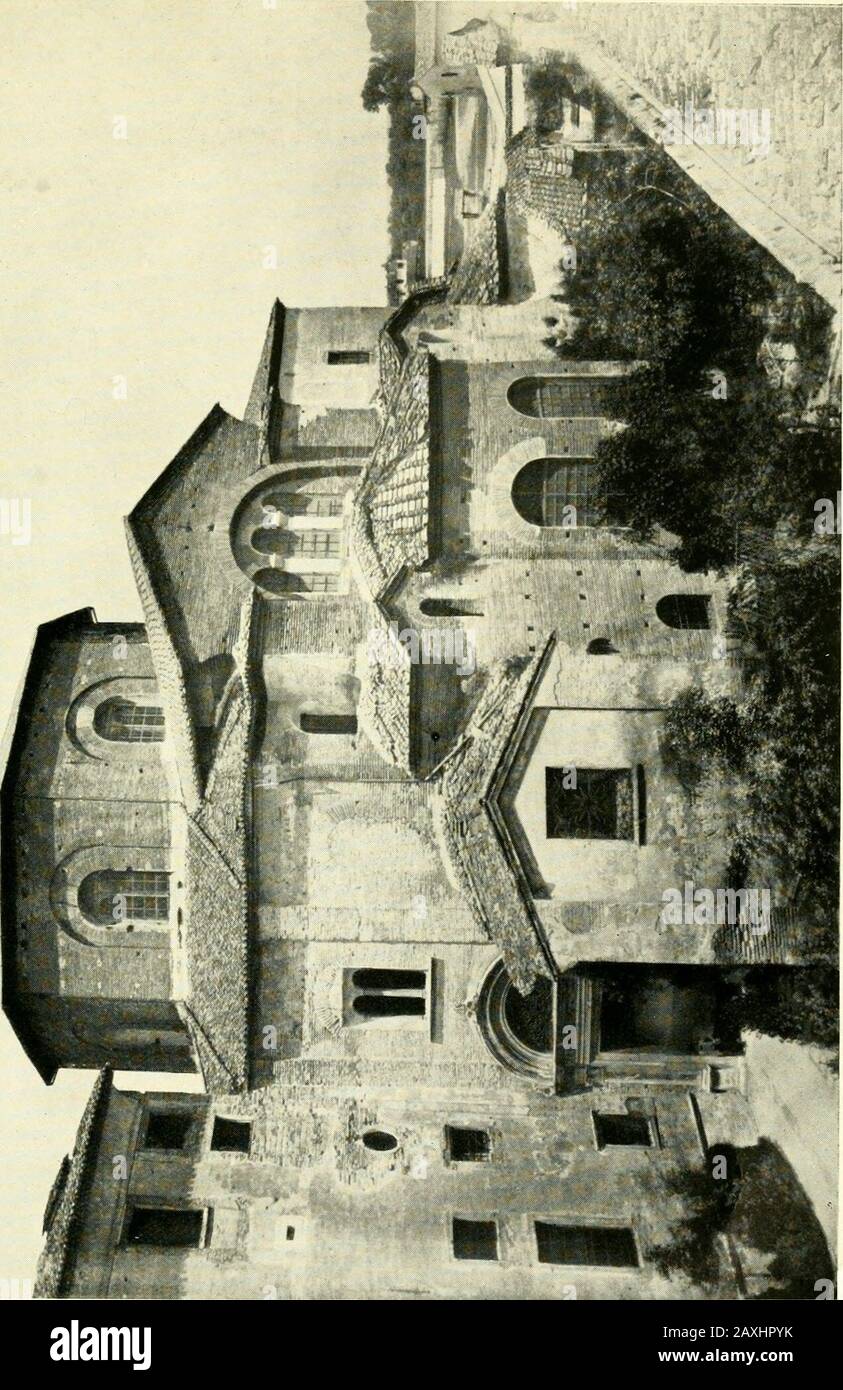 Architettura bizantina e romanica. Ri 539 Belisarius catturò Ravenna, e Vitiges il re gotico fu mandato in una splendida prigionia in Asia. Anche Se sotto Totila i Goti si ribellarono, E due volte teokRome prima che fossero finalmente sottomessi da Nassi in552, Ravenna rimase sotto il governo dell'Esarcato per due secoli fino a quando non fu presa dai Longobardi. I nuovi maestri di Ravenna hanno immediatamente trasmesso ai cattolici le chiese Ariane dei Goti. Agnellusmense quattro chiese che furono riconciliate nei sepolcoli di Cassis e Cesarea; e all'interno dei wallsil battistero Ariano, ora conosciuto come S. M. Foto Stock