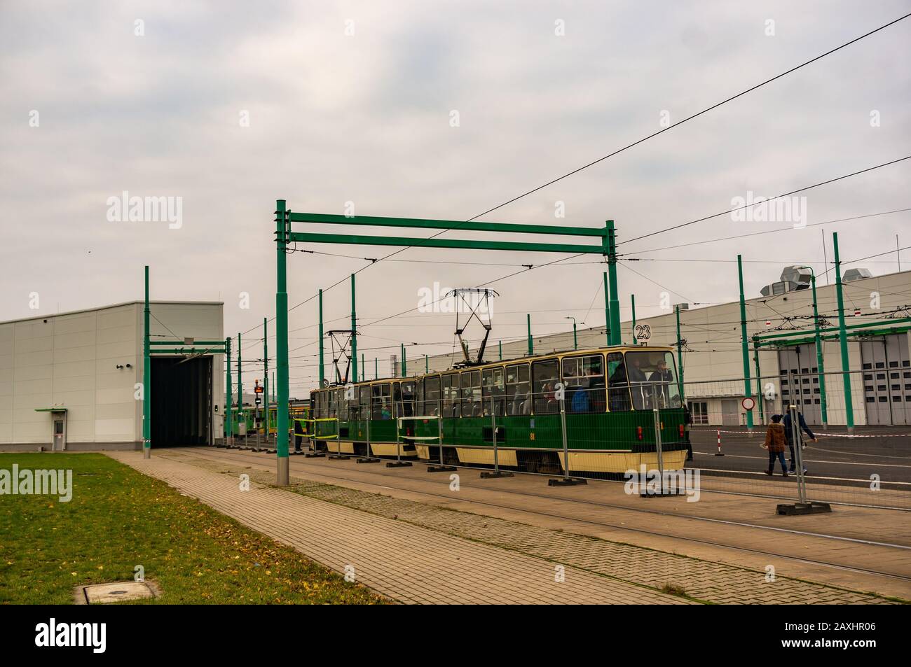 Poznan, POLONIA - 11 novembre 2019: Vecchio tram verde di trasporto pubblico su una pista durante l'evento MPK Katarzynki. Foto Stock