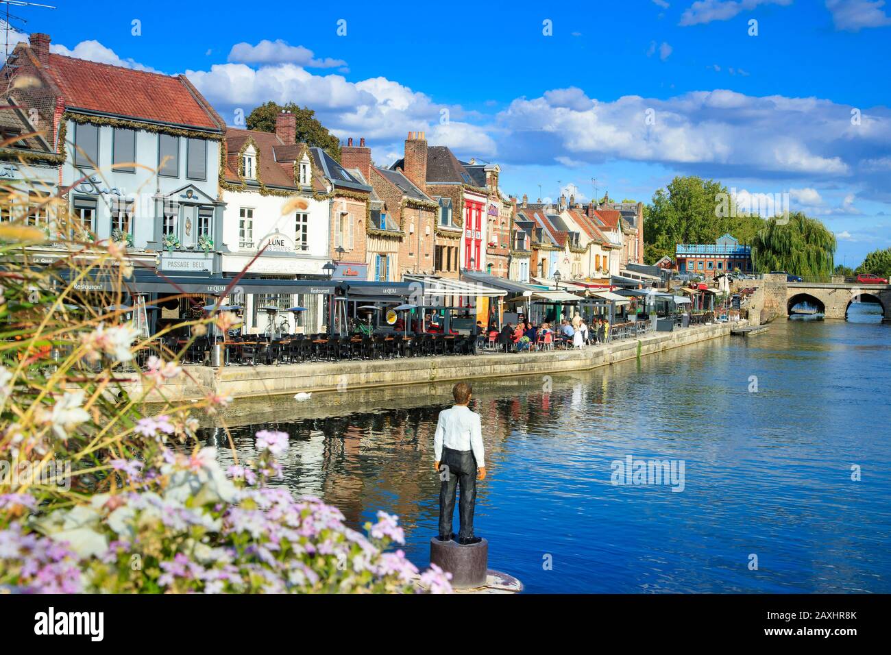 Amiens (Francia settentrionale): Terrazze di caffè e ristoranti lungo il fiume Somme, banchina "quai Belu", nel quartiere di Saint-Leu Foto Stock