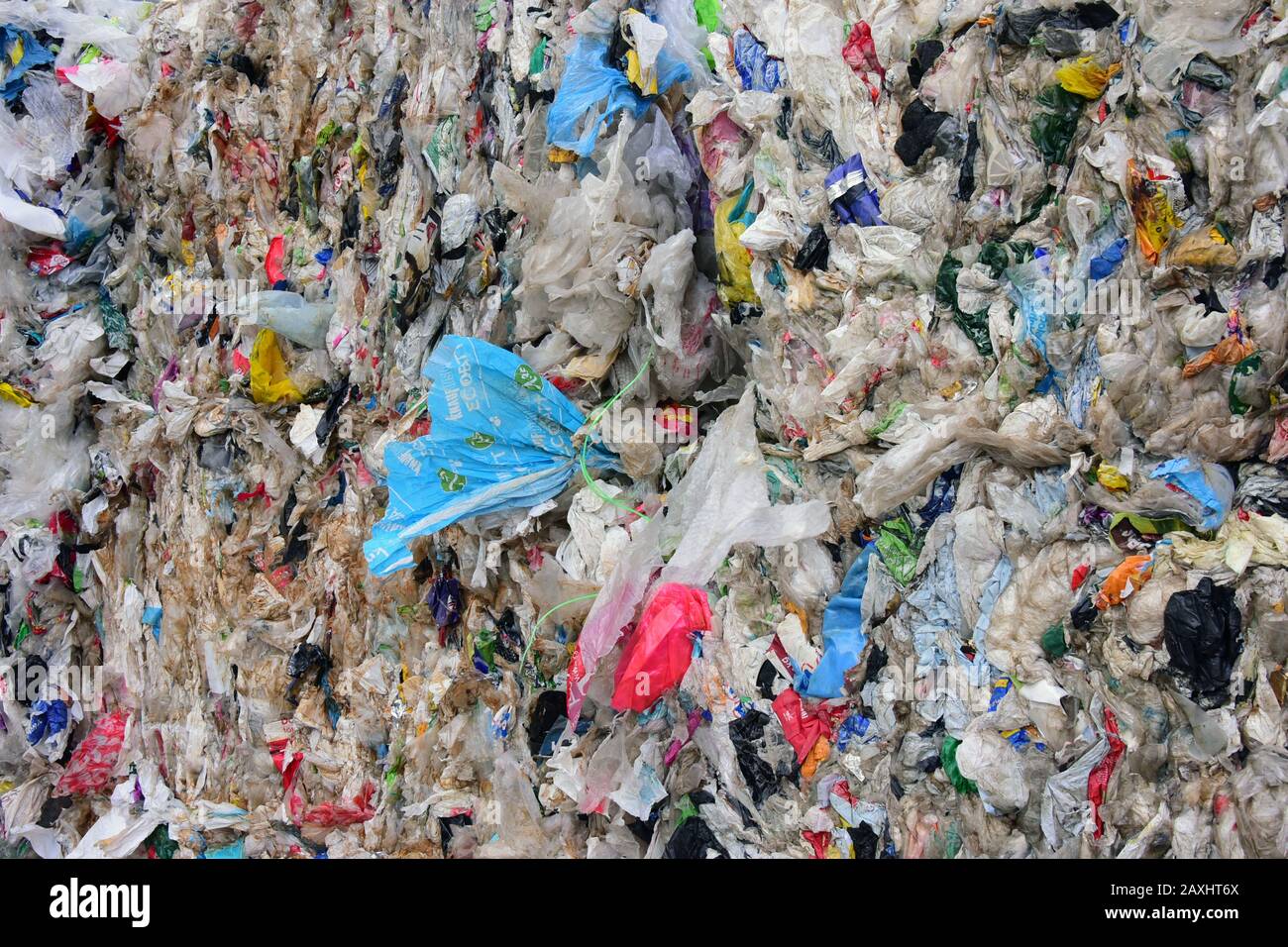 Merseburg, Germania. 04th Feb, 2020. Presso la Merseburg APK AG, le balle di rifiuti di plastica vengono stoccate in una sala. L'azienda produce granuli di plastica di alta qualità provenienti dalla produzione e dai rifiuti domestici di plastica. Credito: Waltraud Grubitzsch/dpa-Zentralbild/ZB/dpa/Alamy Live News Foto Stock