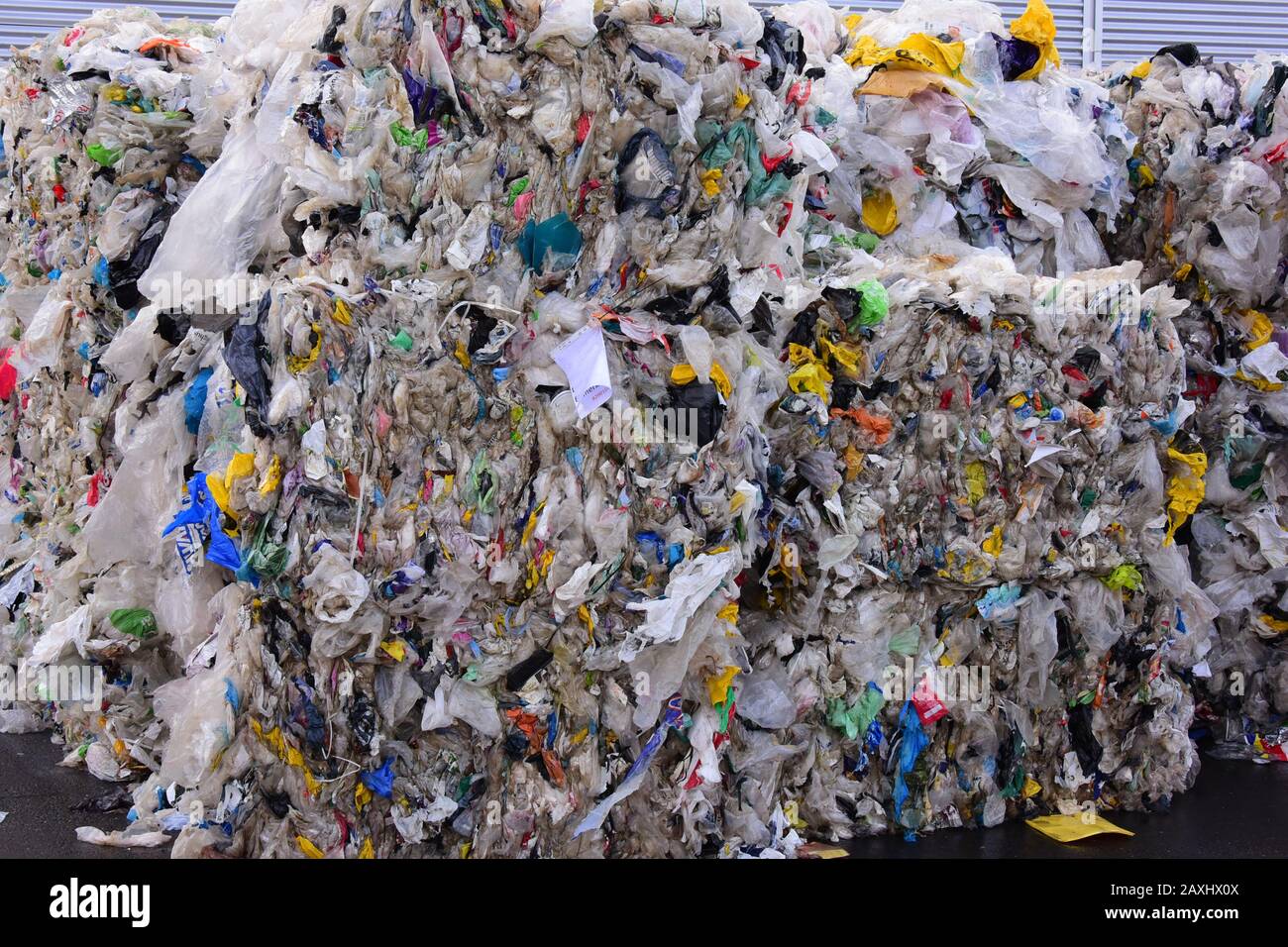 Merseburg, Germania. 04th Feb, 2020. Presso la Merseburg APK AG, le balle di rifiuti di plastica vengono stoccate in una sala. L'azienda produce granuli di plastica di alta qualità provenienti dalla produzione e dai rifiuti domestici di plastica. Credito: Waltraud Grubitzsch/dpa-Zentralbild/ZB/dpa/Alamy Live News Foto Stock