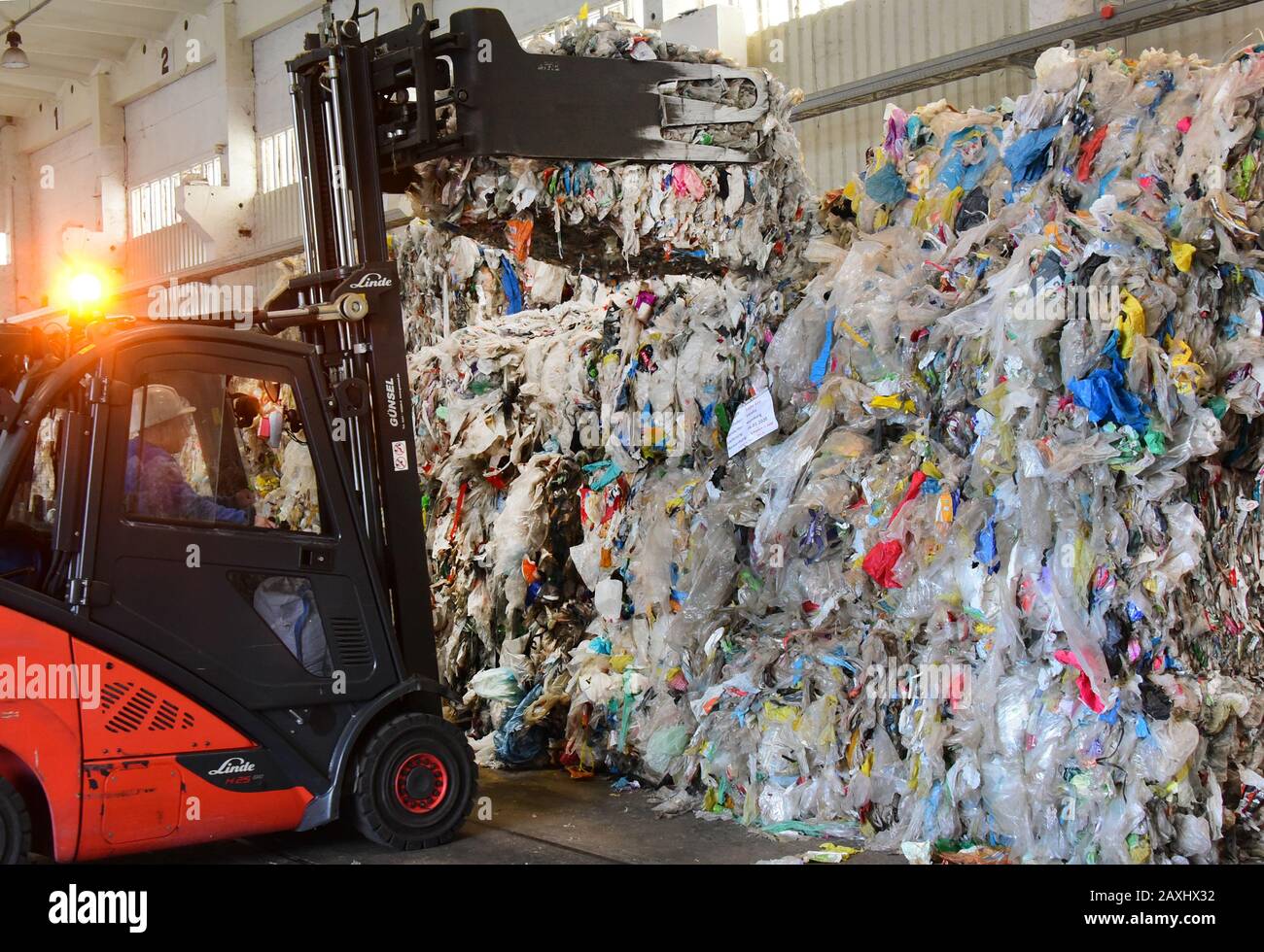 Merseburg, Germania. 04th Feb, 2020. Presso la Merseburger APK AG le balle di rifiuti di plastica vengono trasportate in una sala. L'azienda produce granuli di plastica di alta qualità provenienti dalla produzione e dai rifiuti domestici di plastica. Credito: Waltraud Grubitzsch/dpa-Zentralbild/ZB/dpa/Alamy Live News Foto Stock