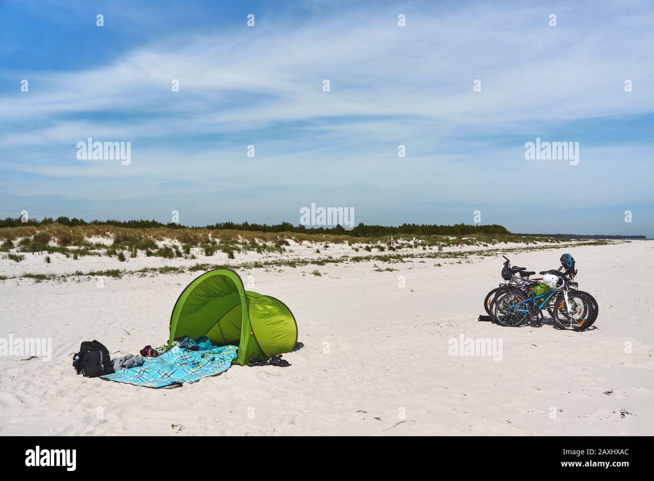 Biciclette parcheggiate presso la tenda verde sulla spiaggia di Dueodde, isola di Bornholm, Danimarca Foto Stock