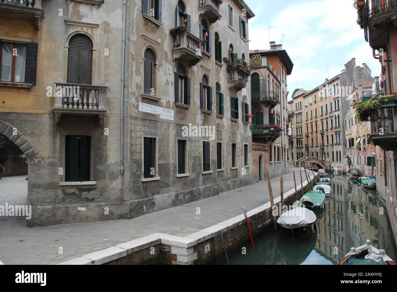 Canal Grande, stradine strette di Venezia, canali pieni d'acqua. Facciate di case. Vista di Venezia. Italia. Foto Stock