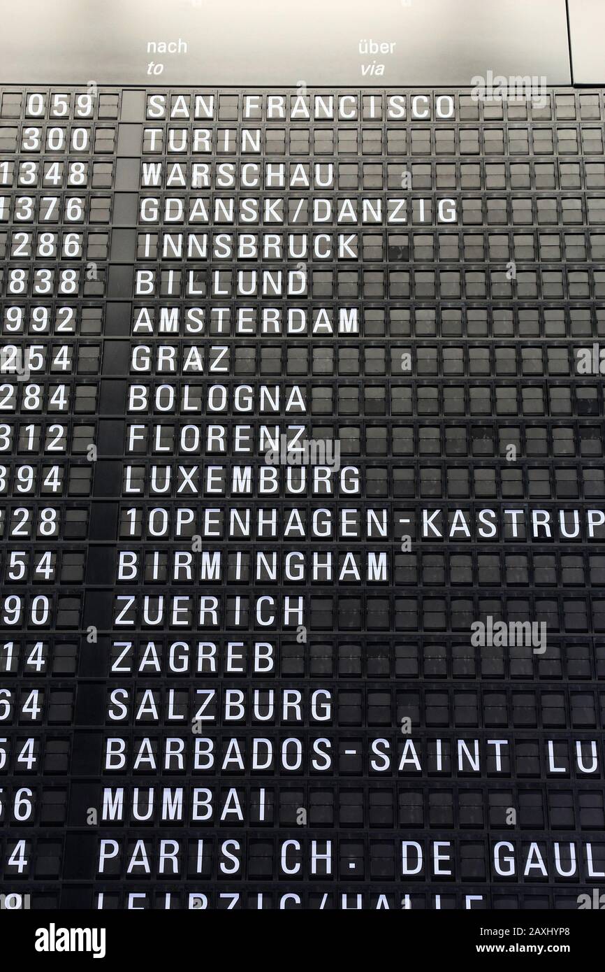 Partenze aeroporto board - Calendario Calendario dell'aeroporto di Francoforte, Germania. Foto Stock