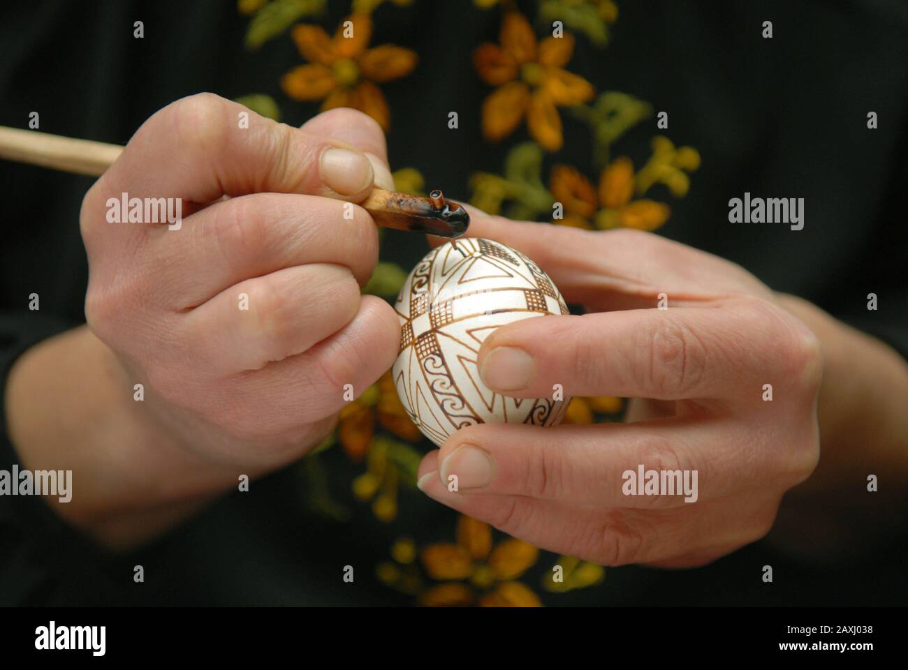 Craftswoman decora l'uovo prima di Pasqua con l'aiuto di pisachok. Foto Stock