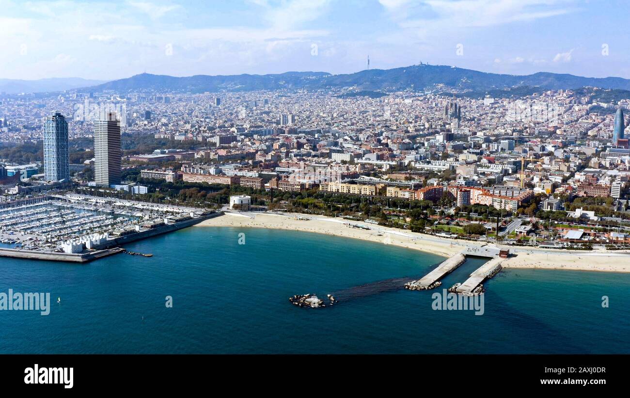 Veduta aerea dello skyline di Barcellona la capitale della Catalogna spagnola. Volare sopra la famosa città feat costa, porto e paesaggio urbano in Spagna, Europa Foto Stock