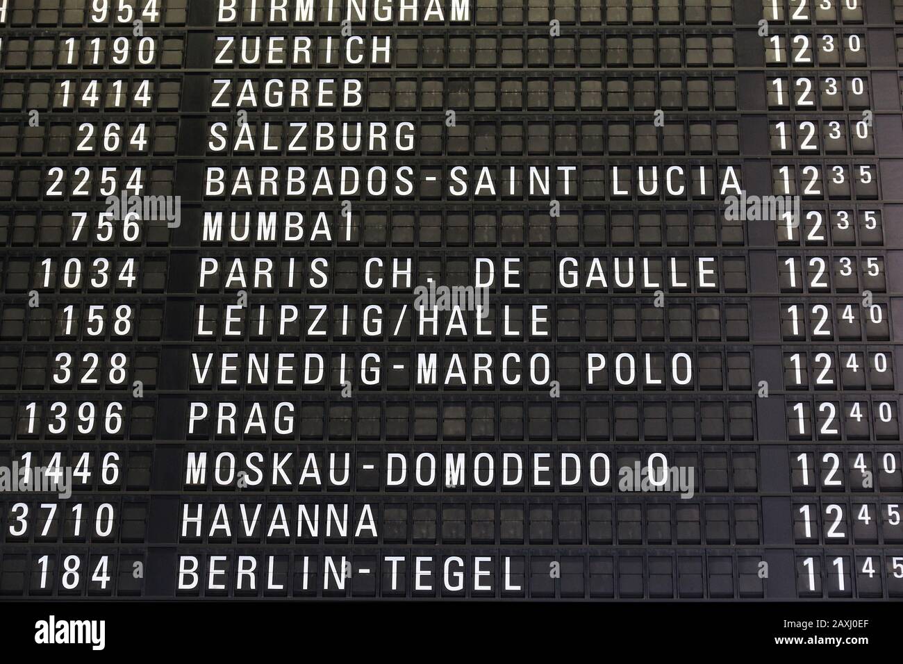 Partenze aeroporto board - Calendario Calendario dell'aeroporto di Francoforte, Germania. Foto Stock