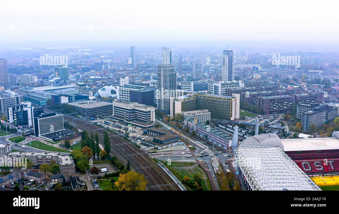 La vista aerea di Eindhoven è una città dei Paesi Bassi. Sorvolando il paesaggio urbano centrale olandese e lo skyline, è anche sede del PSV Philips Stadium in Olanda Foto Stock