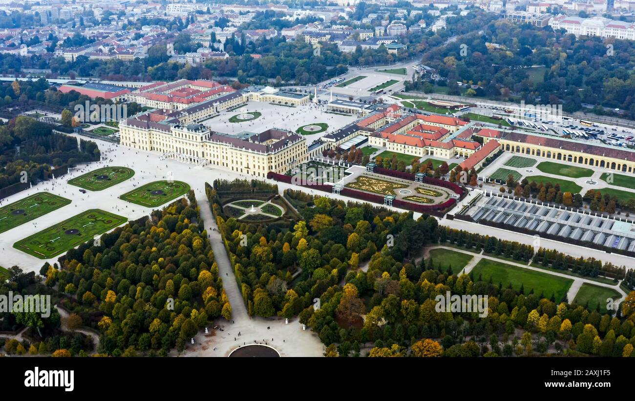 Palazzo e Giardini di Schönbrunn in vista panoramica aerea di Vienna. Rococò palazzo barocco più importante monumento architettonico e storico in Austria Foto Stock