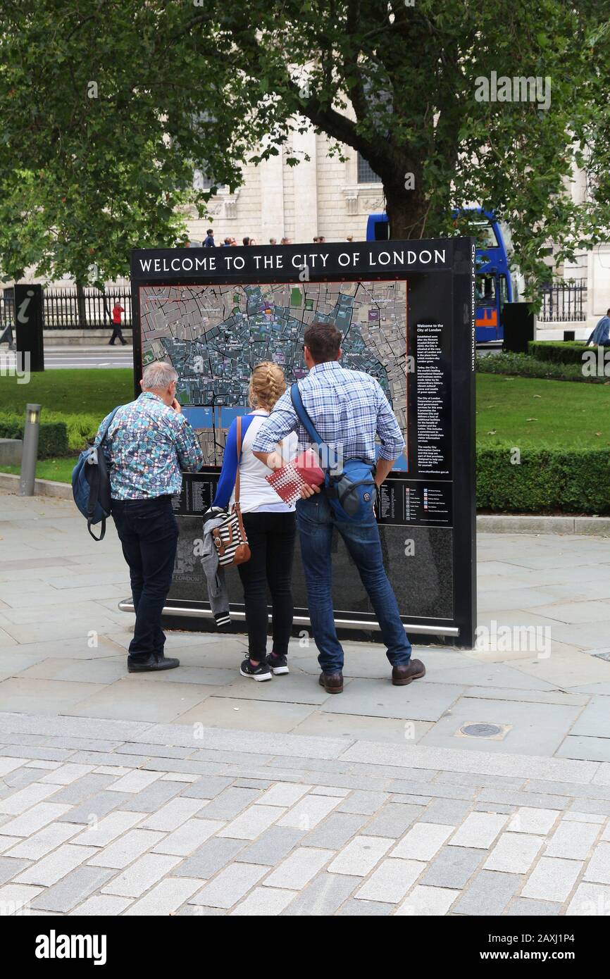 LONDON, Regno Unito - 8 Luglio 2016: turisti analizzare la mappa della città di Londra, Regno Unito. Londra è la città più popolosa del Regno Unito con 13 milioni di persone che vivono in Foto Stock