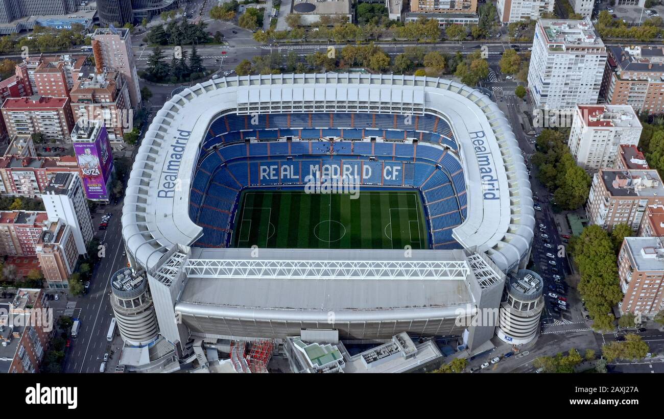 Lo stadio di calcio Santiago Bernabéu con vista aerea a Madrid, Spagna. Sede del Real Madrid Football Club Foto Stock