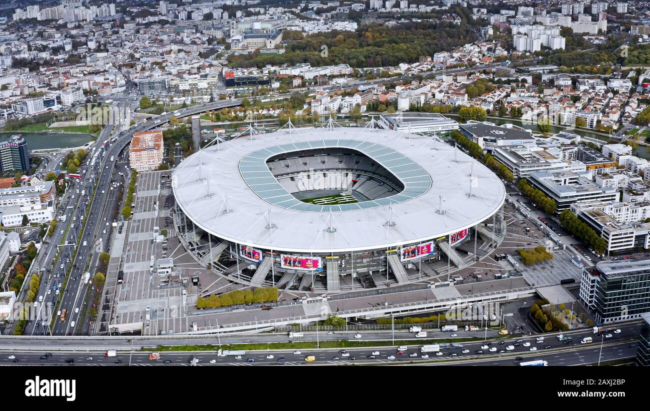 Stade de France è lo stadio nazionale della Francia, a Parigi Saint-Denis, vista aerea. Per calcio internazionale e partite di rugby calcio e rugby. Foto Stock
