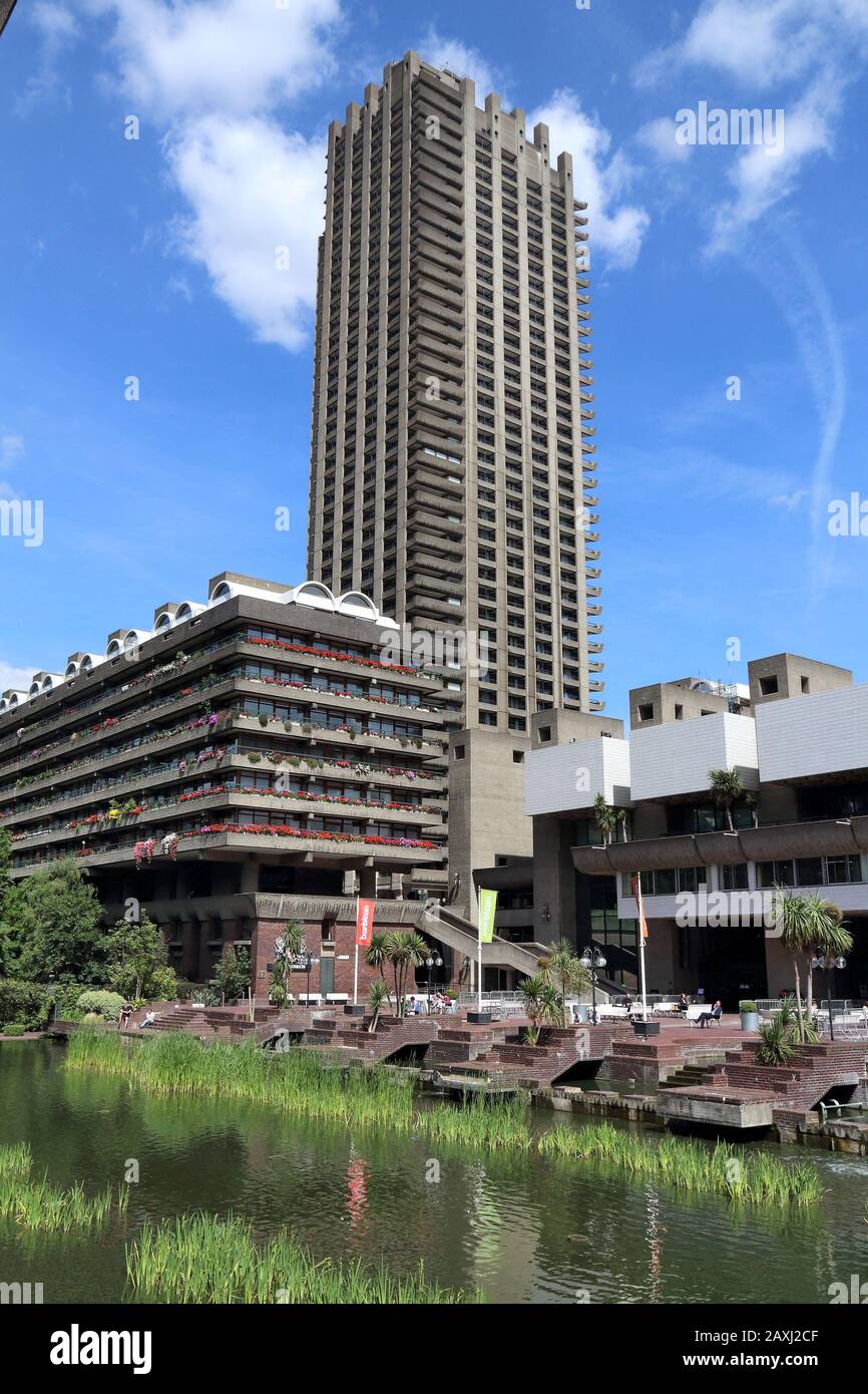 LONDON, Regno Unito - 6 Luglio 2016: Barbican Station Wagon nella città di Londra. Il stile brutalist complesso residenziale è stato costruito negli anni sessanta e settanta. Foto Stock