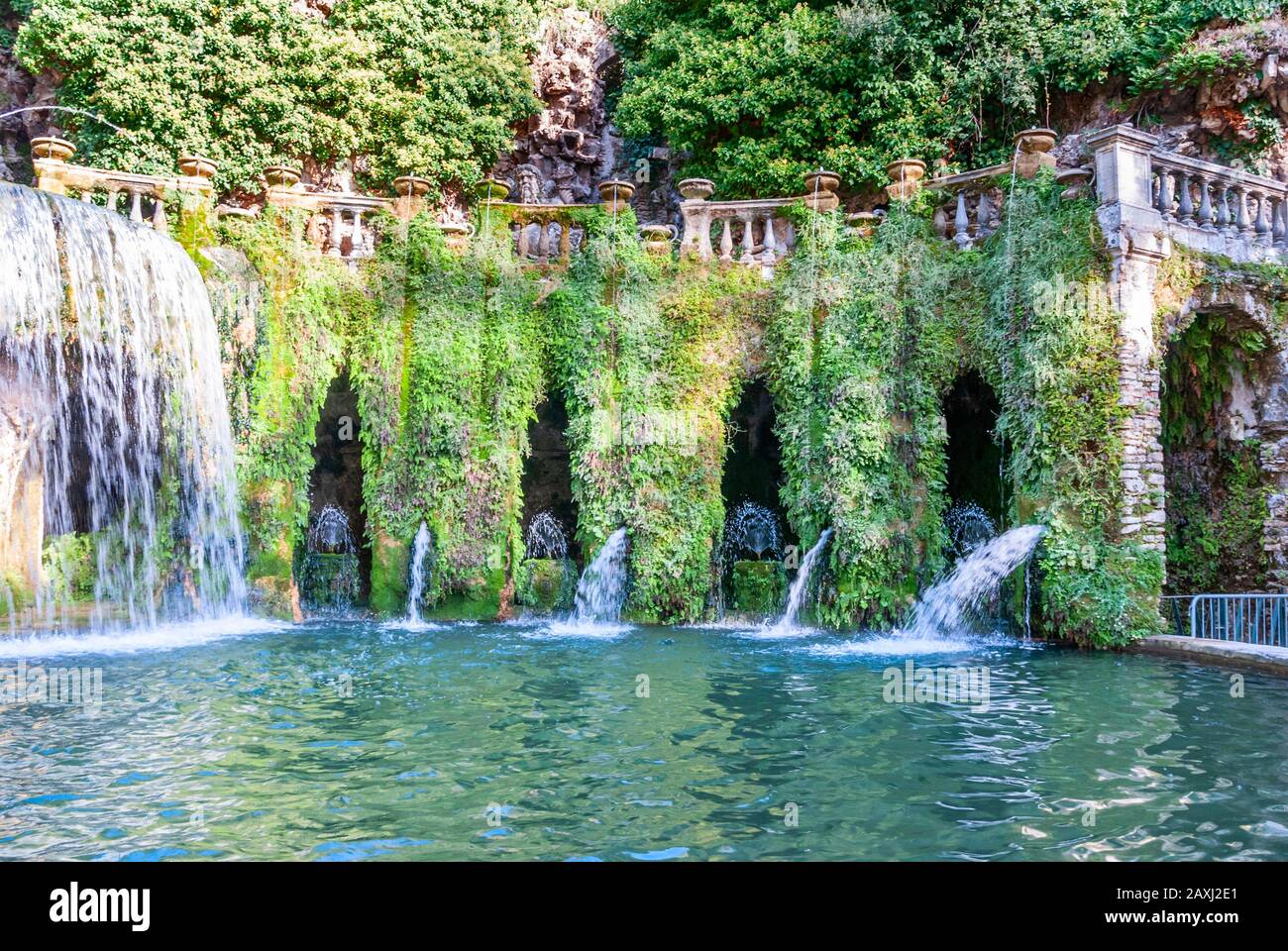 Villa D Este giardini a Tivoli - Fontana ovale o Fontana del Ovato simbolo locale di Tivoli nei pressi di Roma - Lazio - Italia . Foto Stock