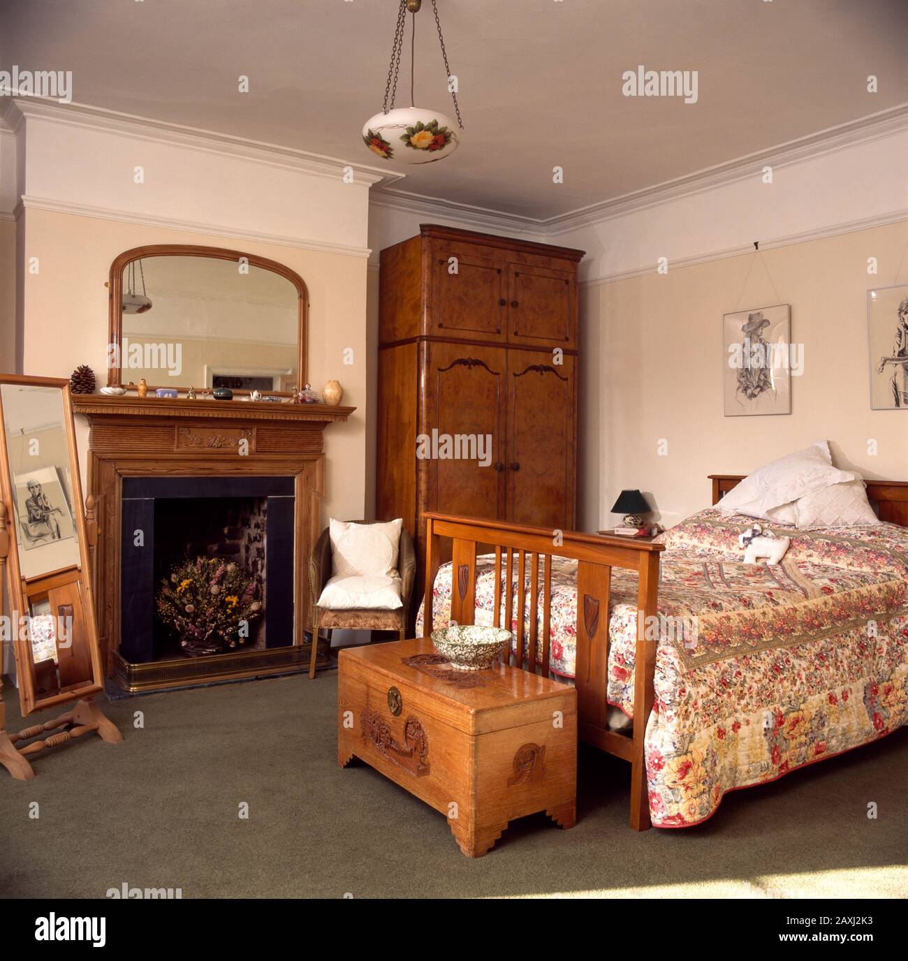 Camera da letto stile anni '90 con suite e picture rail Foto stock - Alamy