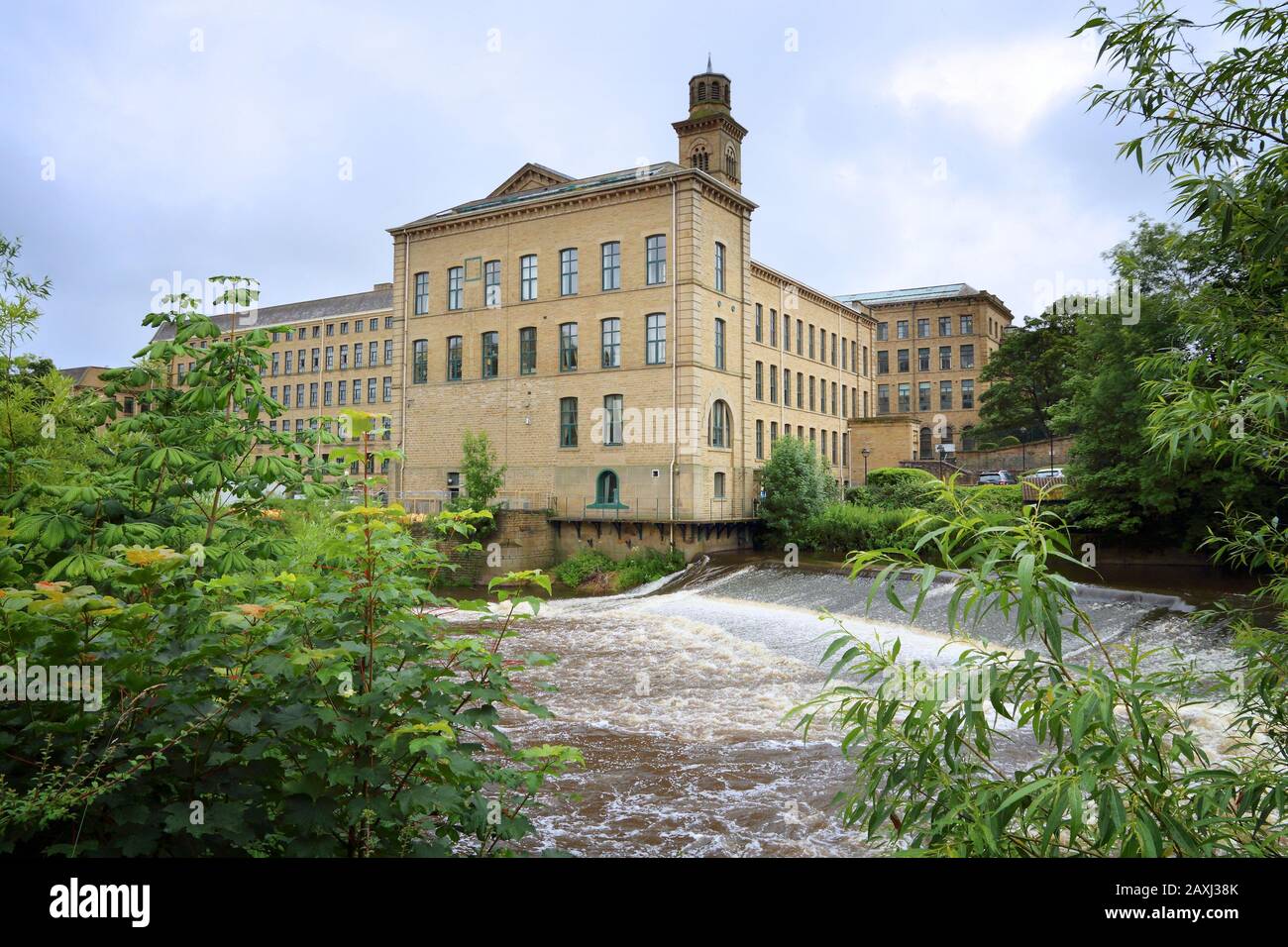 Saltaire ex mulino tessile (Salts Mill) nel modello di stile vittoriano village a Shipley (Inghilterra) elencati come Patrimonio Mondiale dell'UNESCO. Foto Stock