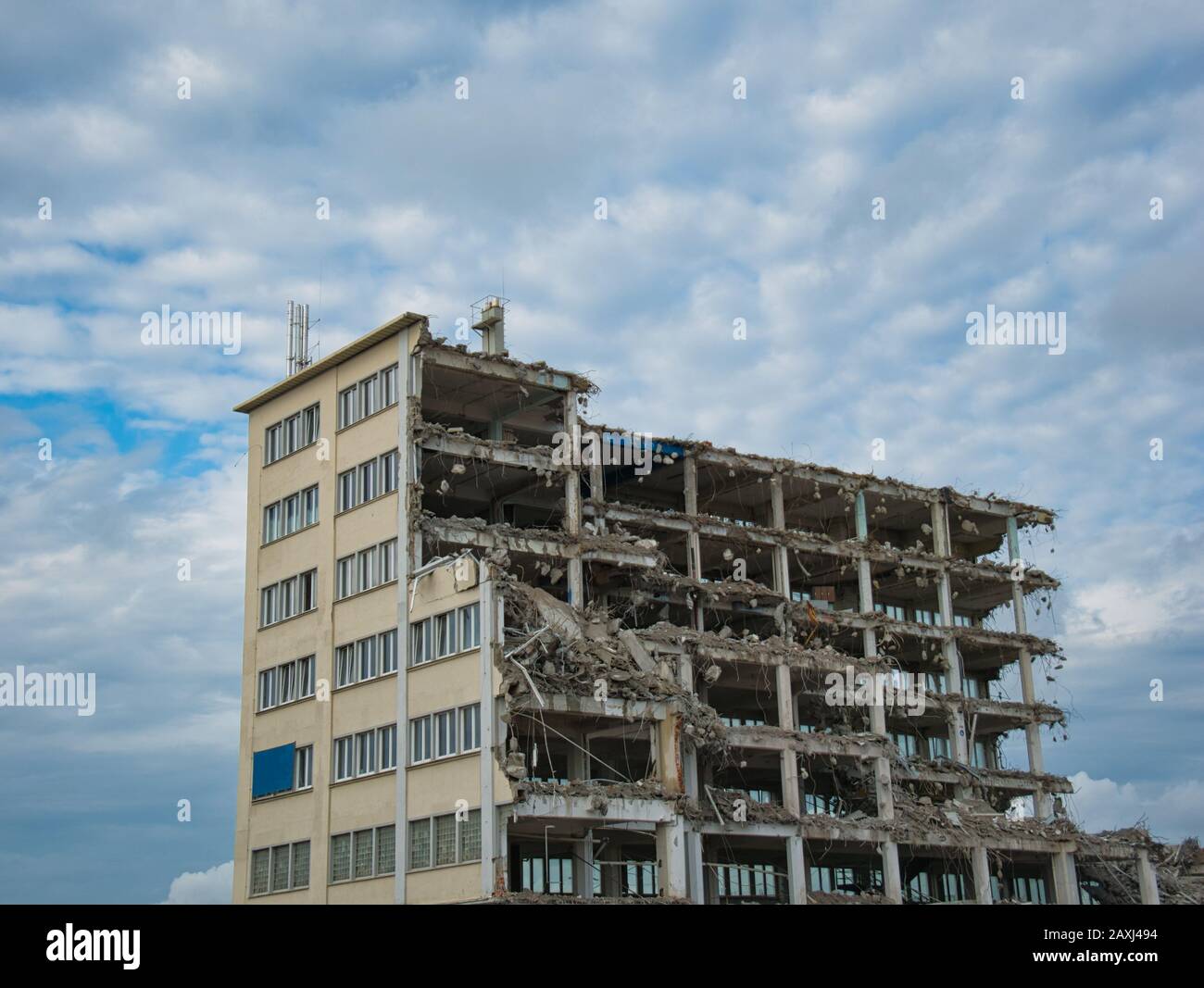 Lavori di demolizione di un edificio di uffici a più piani Foto Stock