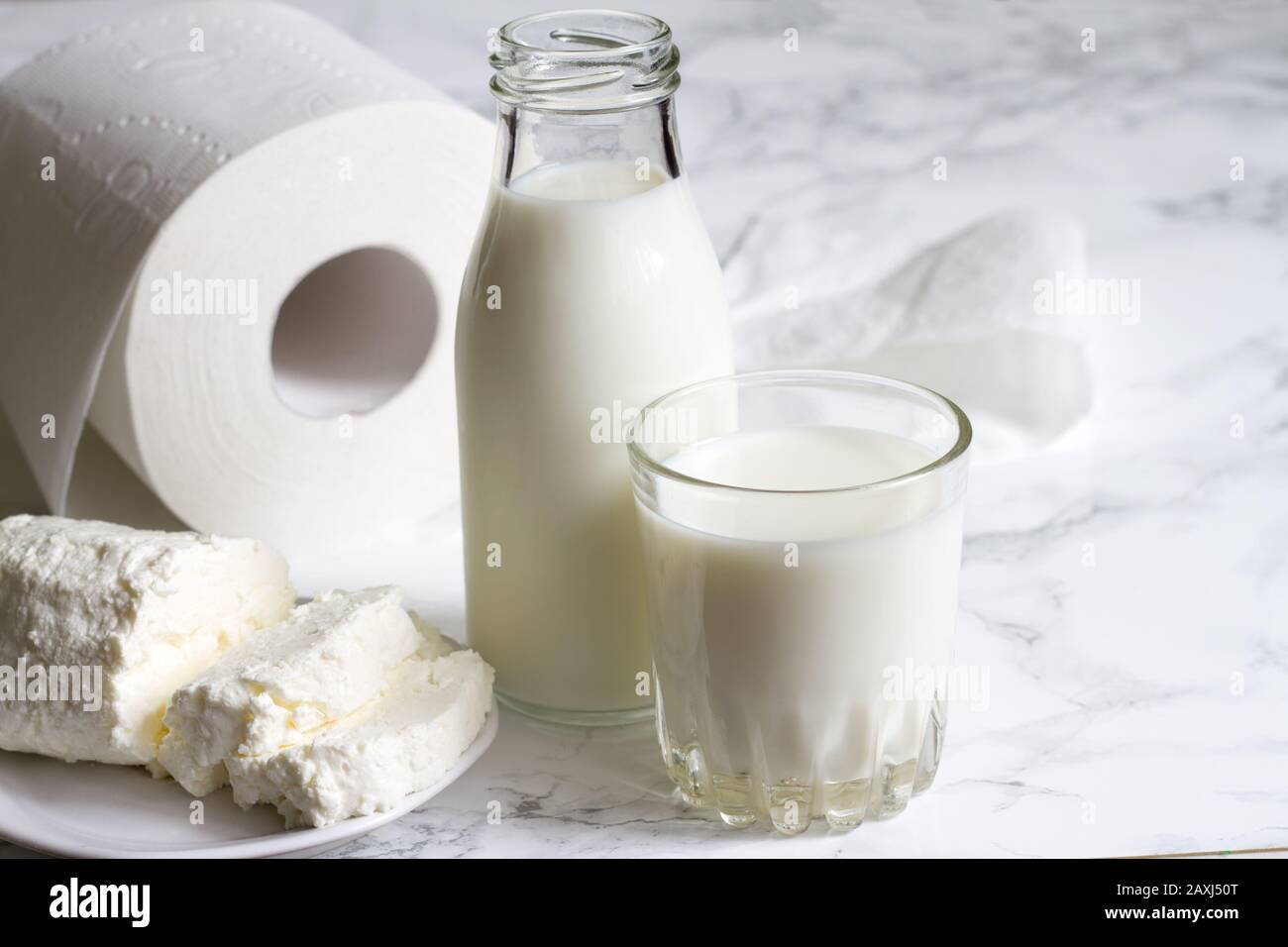 Intolleranza al lattosio e diarrea con diario e carta igienica Foto stock -  Alamy