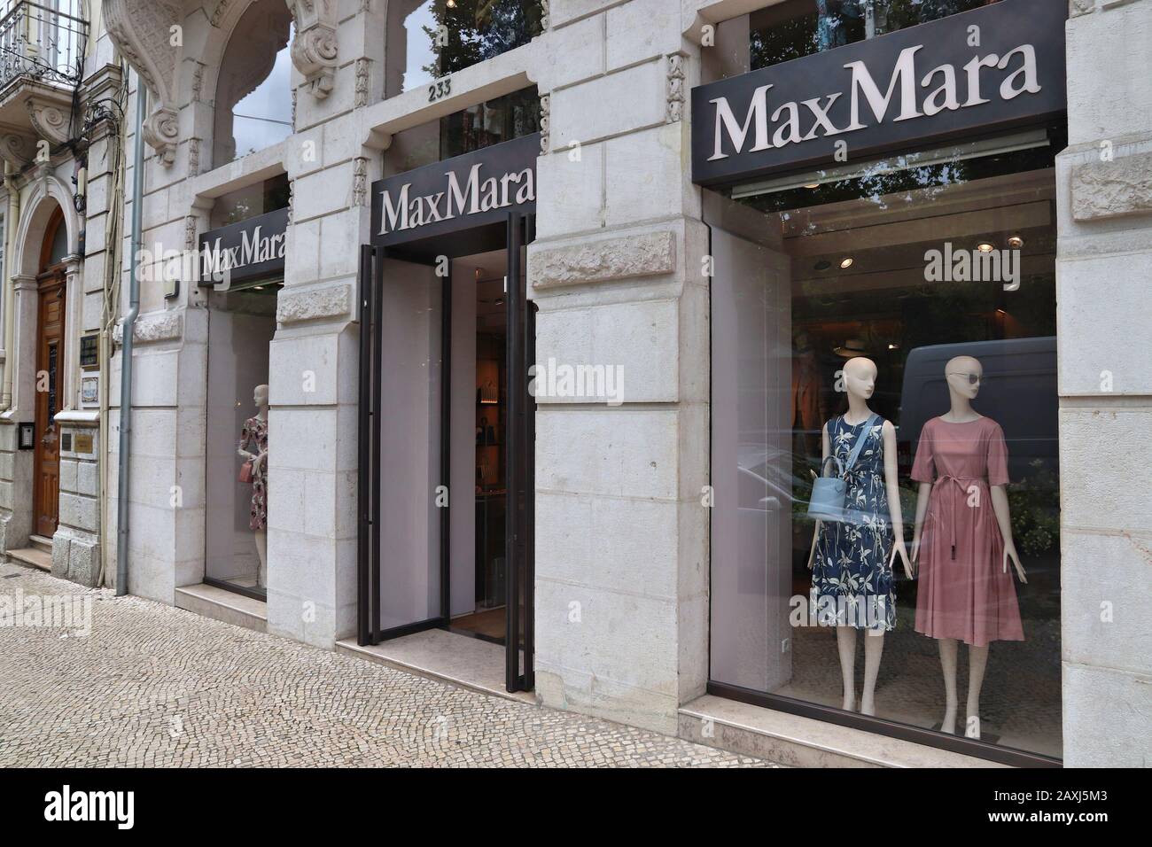 Lisbona, PORTOGALLO - 6 GIUGNO 2018: Negozio MaxMara in Avenida da Liberdade (Liberty Avenue) a Lisbona, Portogallo. Questo famoso viale è rinomato per il lusso Foto Stock