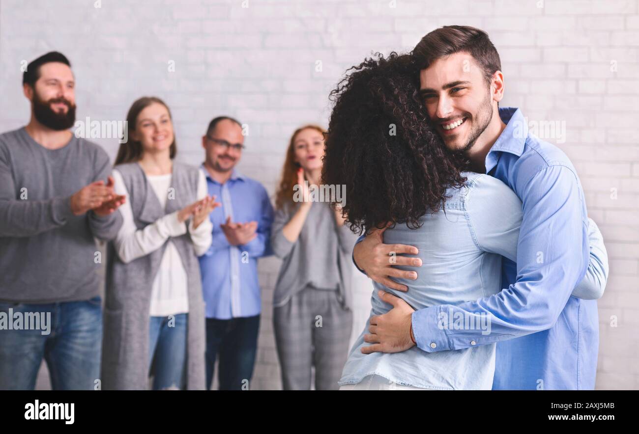 Felice Uomo Con Autismo Abbracciando Amico Dopo Il Successo Hafobia Trattamento Foto Stock