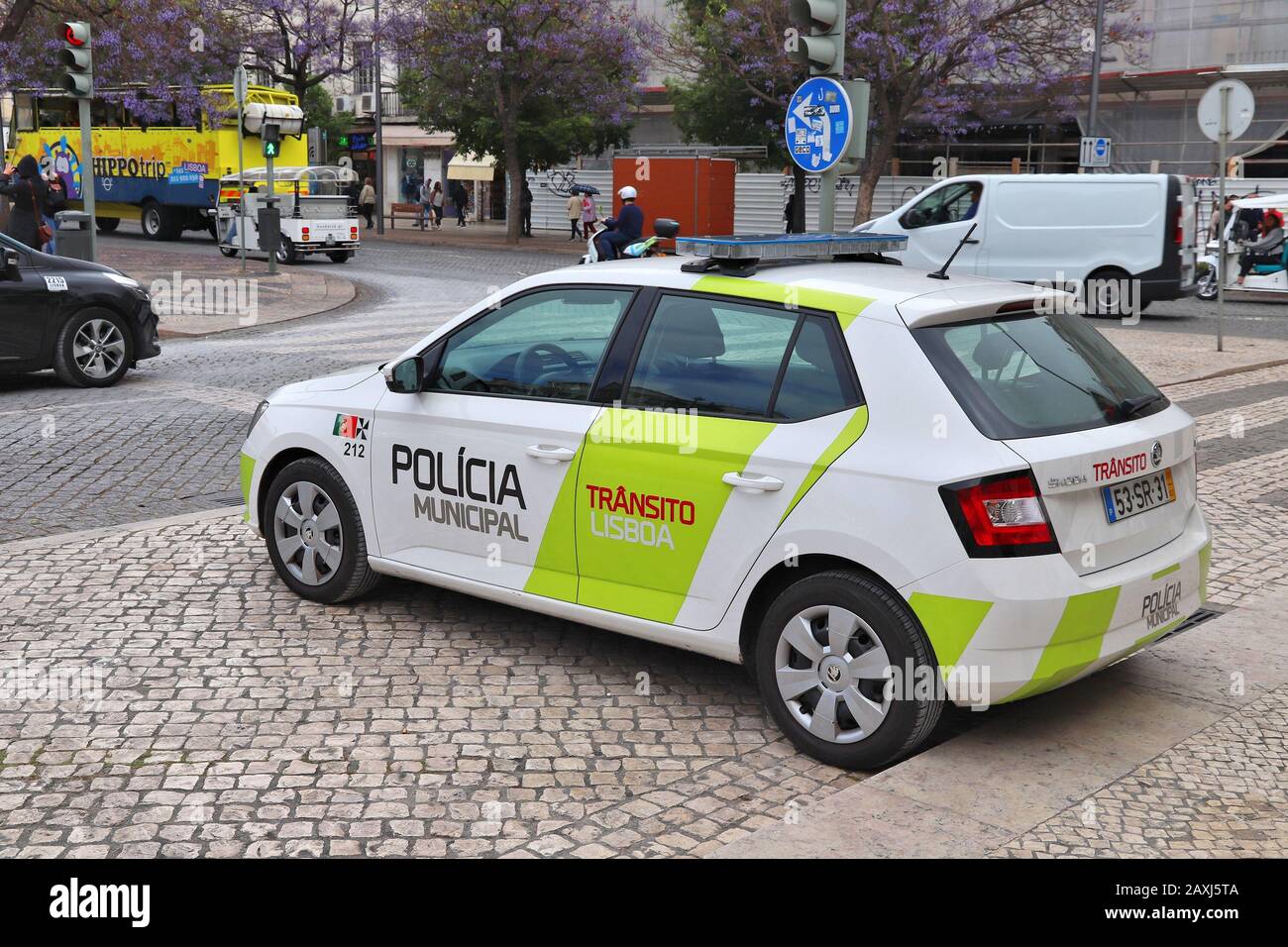 Lisbona, Portogallo - 4 giugno 2018: la gente a piedi da Skoda Fabia auto della Polizia Municipale di Lisbona, Portogallo. Lisbona è la 11th-più popolosa area urbana i Foto Stock