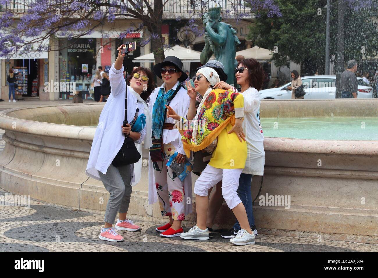 Lisbona, PORTOGALLO - 4 GIUGNO 2018: Gruppo turistico femminile asiatico alla fontana di Rossio Square a Lisbona, Portogallo. Lisbona è il 11th-populou più Foto Stock