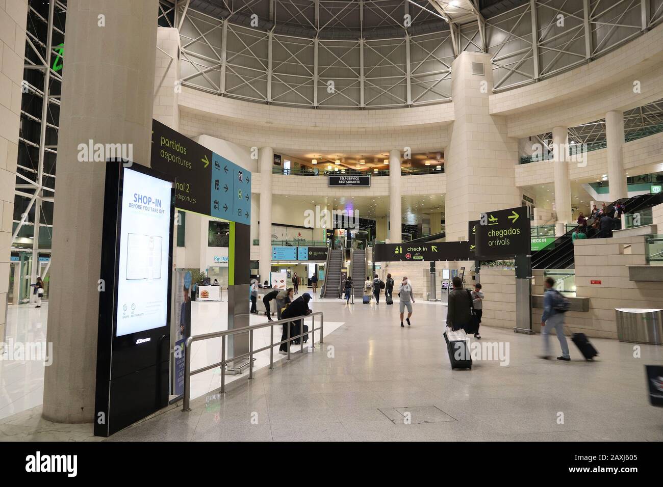 Lisbona, PORTOGALLO - 20 MAGGIO 2018: I passeggeri attendono all'aeroporto internazionale Portela di Lisbona in Portogallo. L'aeroporto ha gestito 29 milioni di passeggeri nel 201 Foto Stock