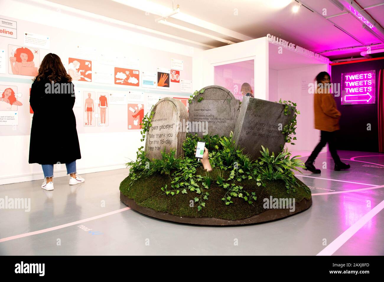 I membri del pubblico guardano alla mostra Ghosting Graveyard al Dating Twitter Advice Bureau, Che presenta alcuni dei Tweets più popolari sull'amore e sul romanticismo, compreso confessioni cringeworthy e consiglio improbabile, si è trasformato in installazioni non-educative e semi-informative che evidenziano come gli utenti di tutto il mondo hanno catturato l'essenza di datazione moderna, relazioni e singledom prima di San Valentino, a Covent Garden a Londra. Foto Stock