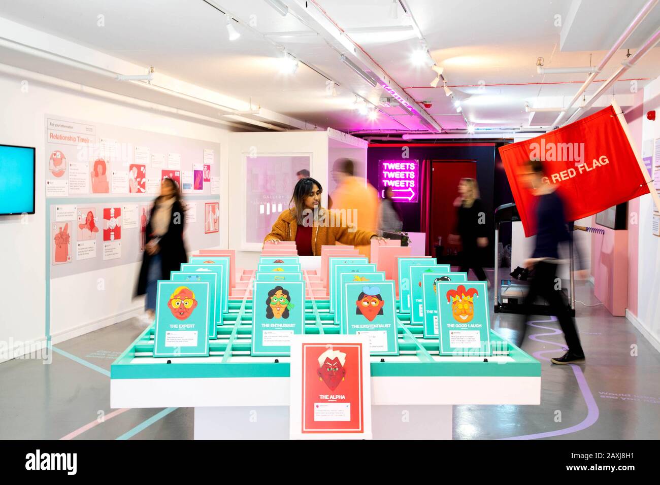 Uso editoriale SOLO i membri del pubblico interagiscono con le mostre presso il Dating Twitter Advice Bureau, Che presenta alcuni dei Tweets più popolari su amore e romanticismo, tra cui confessioni merciose e consigli improbabili, si è trasformato in installazioni non-educative e semi-informative evidenziando come gli utenti di tutto il mondo hanno catturato l'essenza della datazione moderna, relazioni e singledom in anticipo di San Valentino, a Covent Garden a Londra. Foto Stock