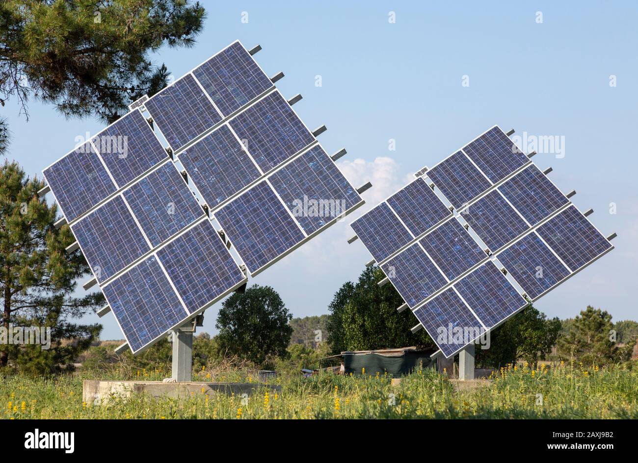 Pannello solare in posizione rurale di campo in campagna che fornisce energia domestica vicino villaggio di Virgil, Algarve distretto, Portogallo Foto Stock