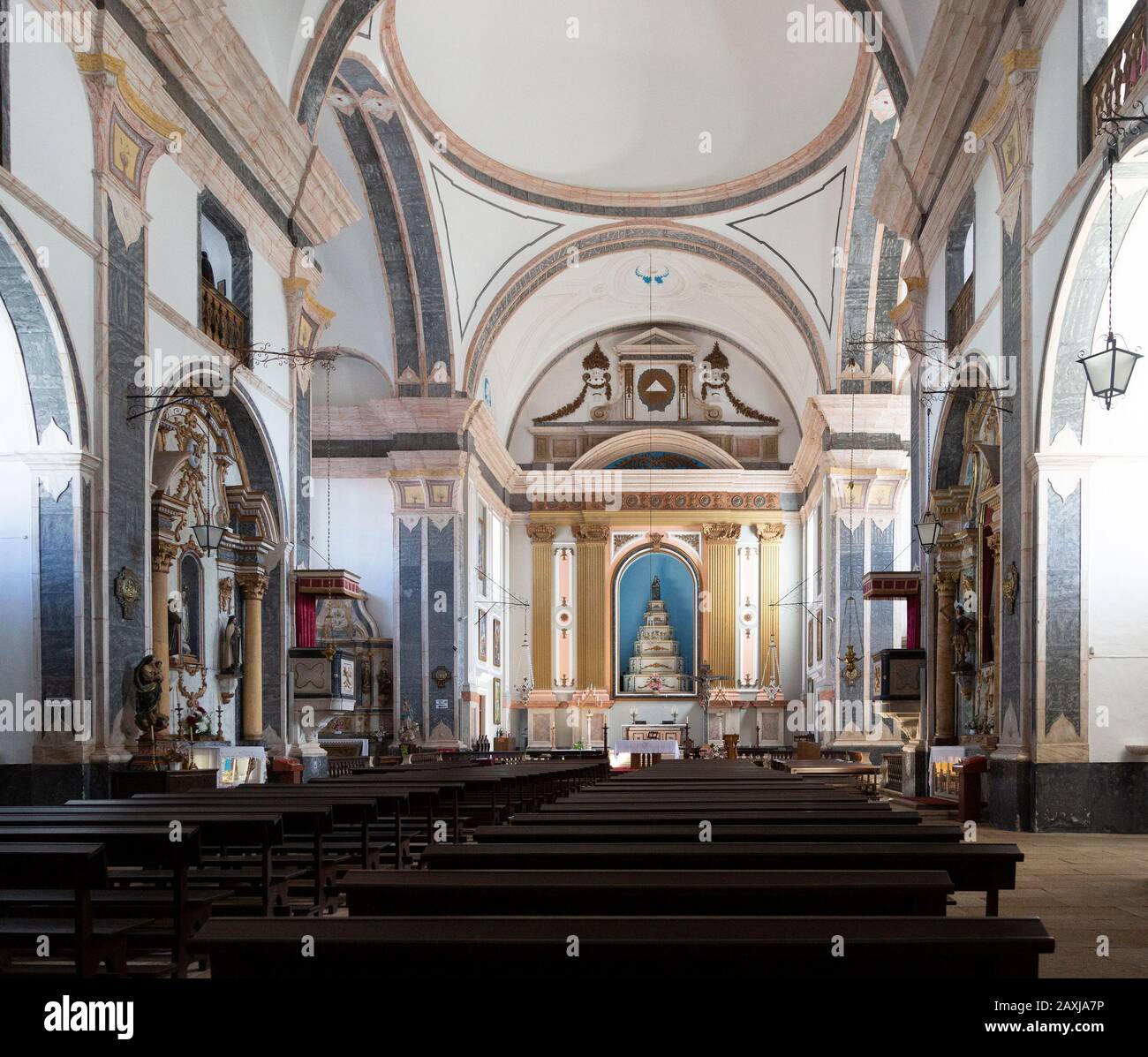 Interno della storica chiesa cattolica romana Igreja de Santa Maria da Devesa, Castelo de vide, Alto Alentejo, Portogallo, l'Europa meridionale costruito nel 1789 Foto Stock