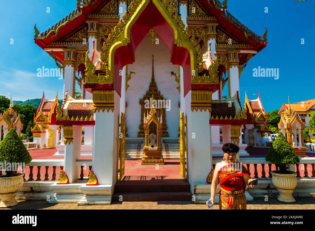 Wat Chalong, Phuket/Thailandia-15December2019: Vista su una pagoda al punto di riferimento storico e tempio buddista con cielo blu e giorno di sole Foto Stock