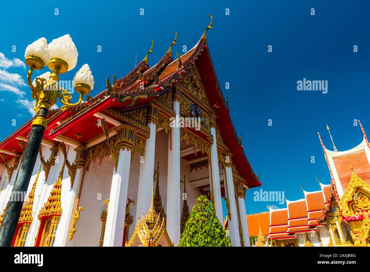 Wat Chalong, Phuket/Thailandia-15December2019: Vista su una pagoda al punto di riferimento storico e tempio buddista con cielo blu e giorno di sole Foto Stock