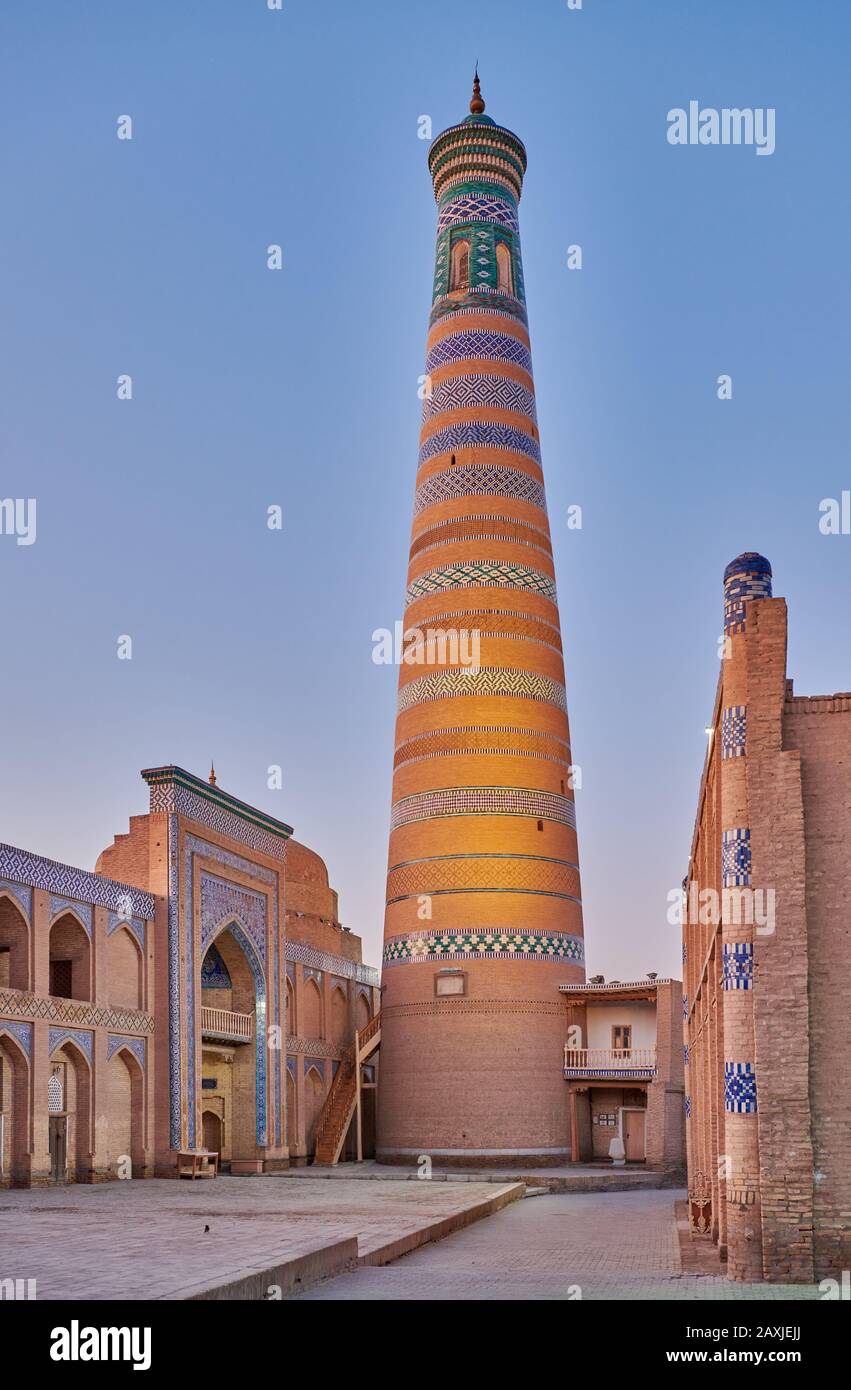 Islam Khodja O Islam Khoja Minareto E Madrassah, Itchan-Kala, Khiva, Uzbekistan, Asia Centrale Foto Stock