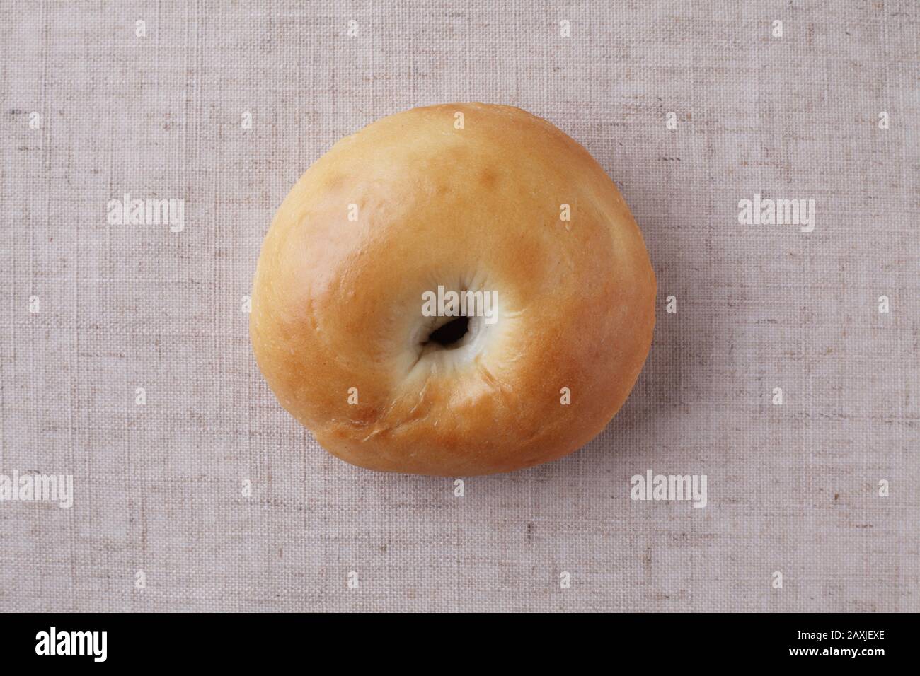pane di bagel semplice closeup isolato su tovaglia Foto Stock