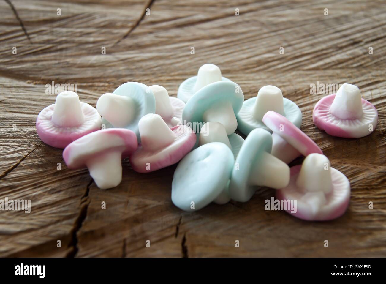 un mucchio di dolci in schiuma a forma di funghi Foto Stock