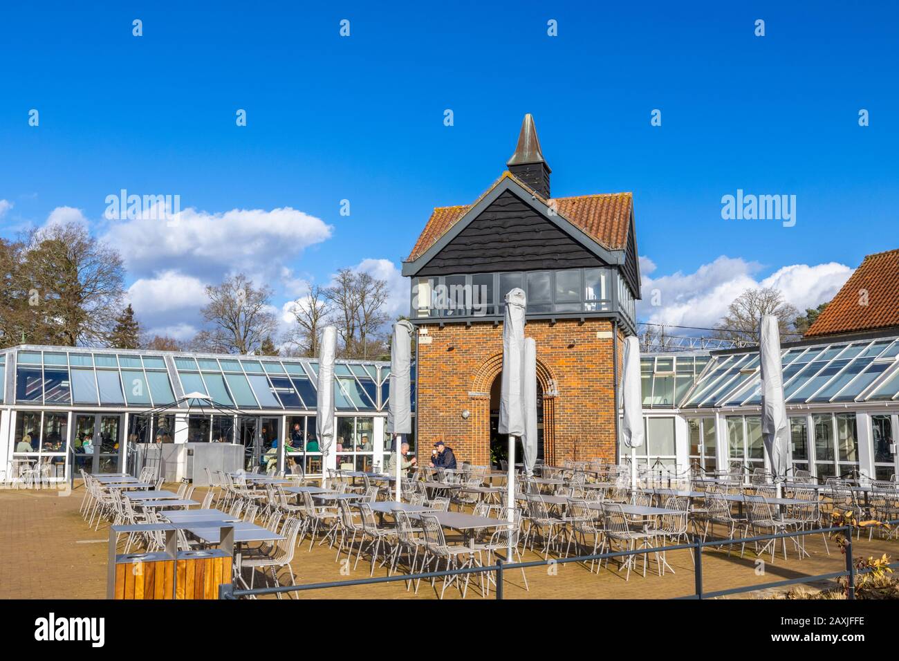 Vista dell'esterno del nuovo Terrace Restaurant presso RHS Gardens, Wisley, Surrey, Inghilterra sud-orientale in una soleggiata giornata invernale Foto Stock