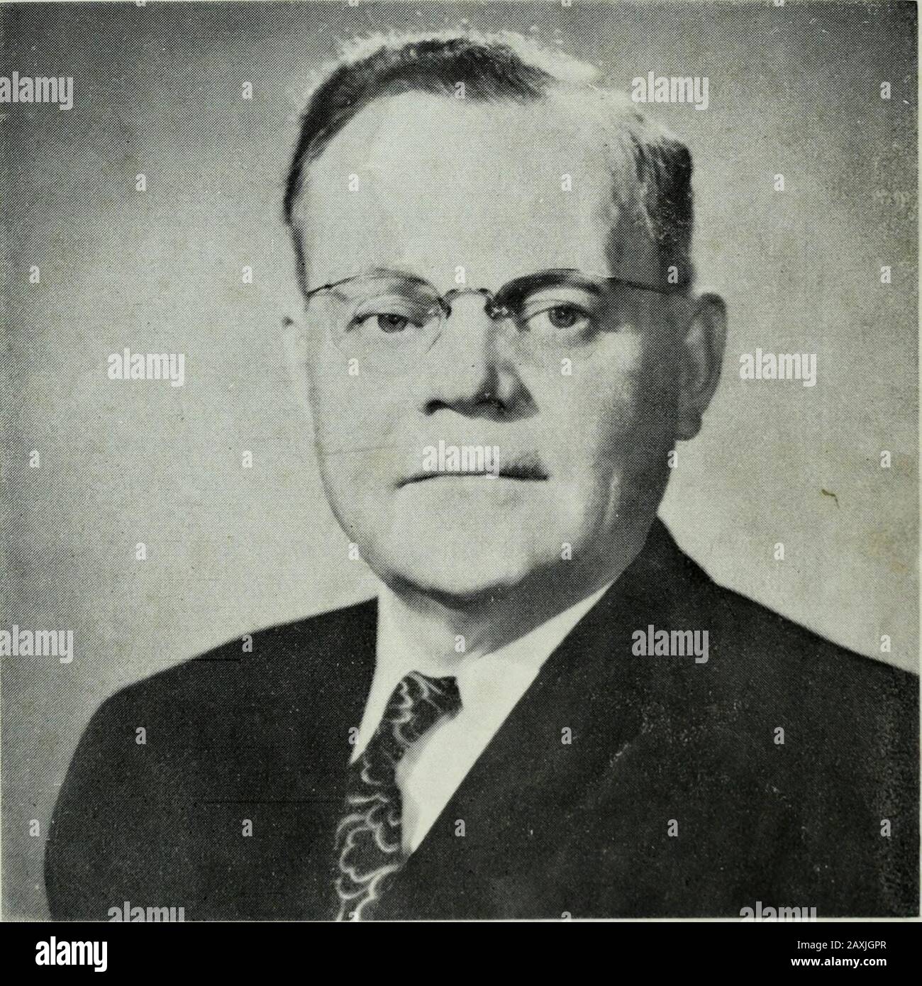 Te Karere . 2» -C&lt;J. ^LcCJZy^CX^ !0& THE MESSENGER J. JULY 1955 i Lifes Race By Elder ira A. Tolley Qual è questa vita che noi liete qui, Ma per un anno numerato, il passaggio di ma poca beatitudine la caduta delle lacrime / 7 è ma un momento trascorso sulla terra Rispetto alla vita a. Come.ft è malusato e molto abusato E persino perso da alcuno. Bui ancora troviamo la corsa di lifes è vinta Xot dalla flotta né Swift.But uno che lavora sulla lunga strada lifes Il Suo carico pesante per sollevare. Poi, quando la corsa della vita è più dura. E il giudizio viene allWe sarà giudicato per quello che svegono fatto Hark! Tis il tuo nome che chiamano. Si cenere. Che h Foto Stock