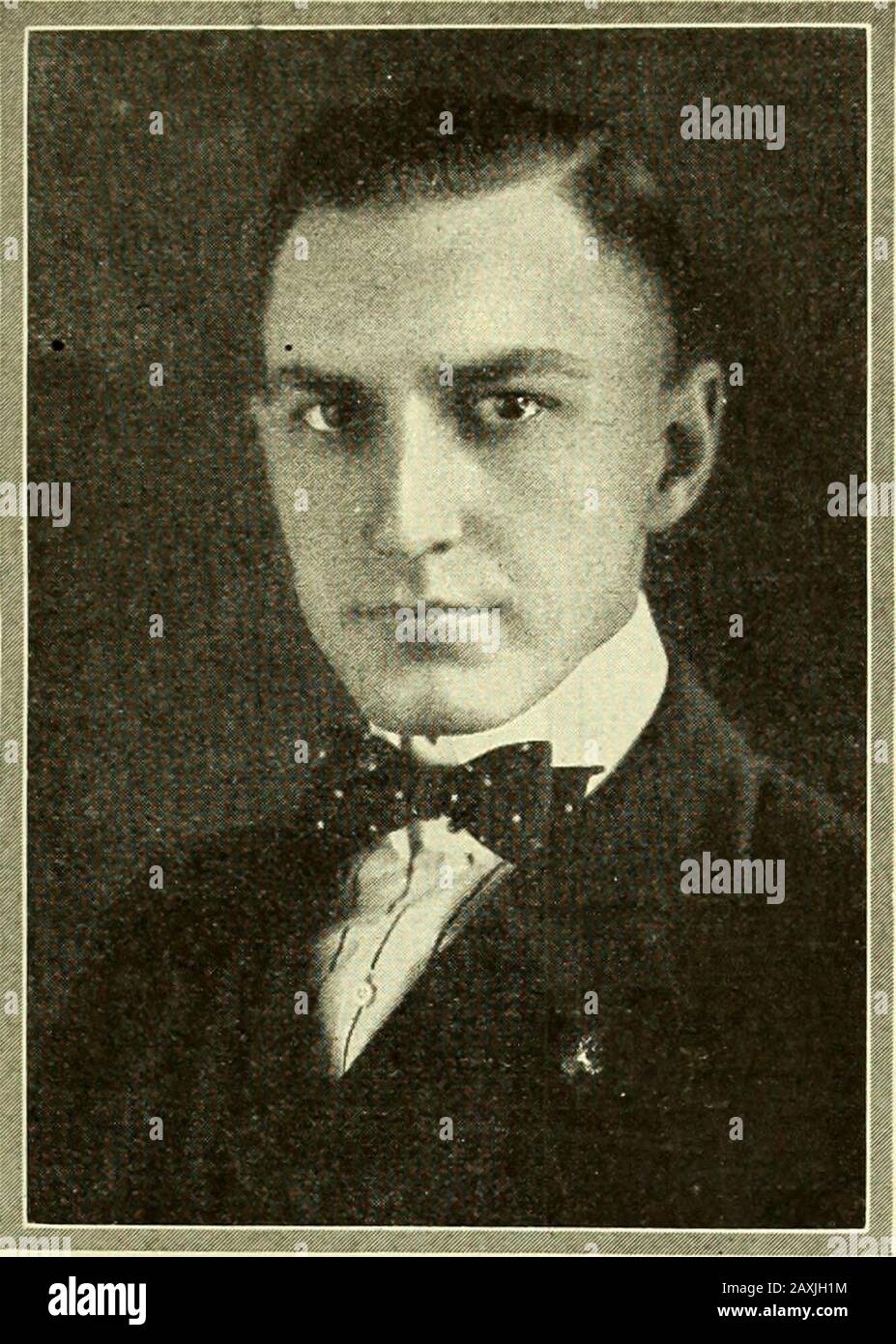 L'American Legion Weekly [Volume 1, No13 (26 settembre 1919)] . sempre entrato nel Congresso sulla sponsorizzazione del biglietto dal partito Swope ora rappresentato. Smallwonder l'opposizione ha cessato di preoccuparsi.Ma apparentemente la questione del partito affil-iation era soltanto una considerazione secondaria nelle menti di coloro che stavano facendo thevota. Ad ogni modo, quando i voti sono stati werecounted, Swope è stato trovato essere dulyelected Congresman da un ampio margine - e ha continuato a prendere il suo giuramento di officeas il membro più giovane del Congresso. Il capitano Swope era forse più im-pressivo nel sopportare che CongressmanSwope. Egli è di qui Foto Stock