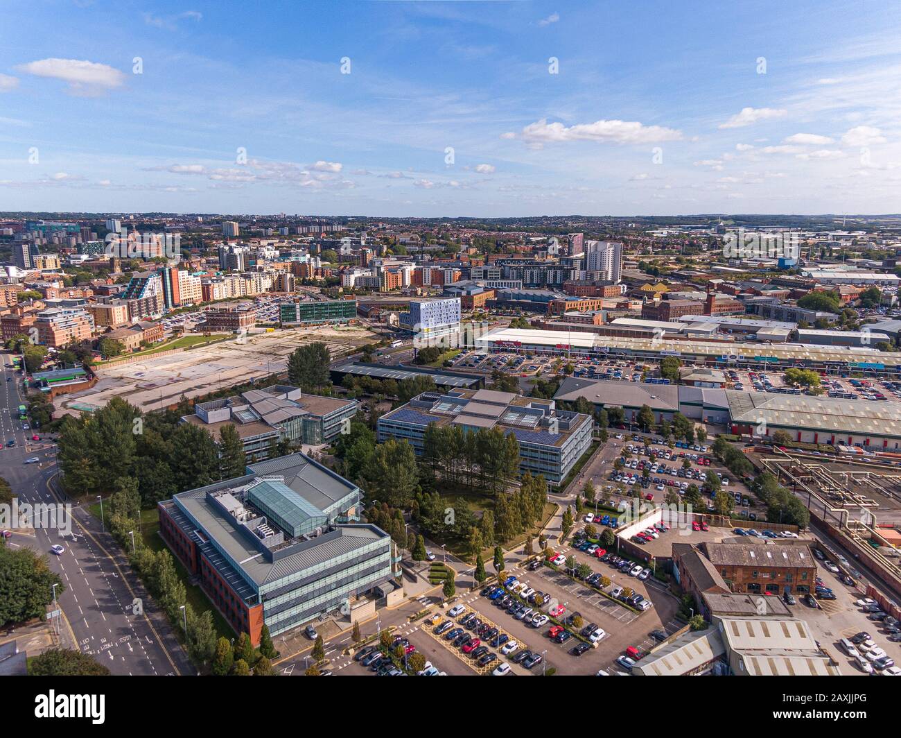 Aereo drone Leeds City Centre con cielo blu, West Yorkshire Foto Stock