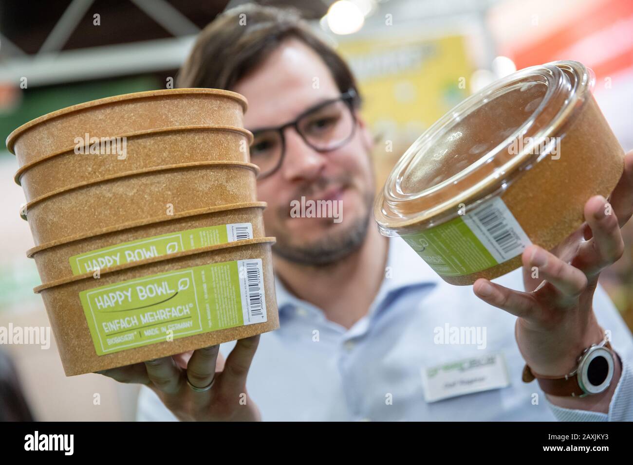 12 febbraio 2020, Baviera, Norimberga: Presso lo stand del produttore tedesco di imballaggi Greenbox alla fiera Biofach 2020, L'Olaf presenterà vassoi riutilizzabili e lavabili in lavastoviglie realizzati con bio-composto di legno. A Biofach, che si organizza in collaborazione con la fiera dei cosmetici naturali Vivaness, si attendono 3500 espositori provenienti da 100 paesi. Foto: Daniel Karmann/Dpa Foto Stock