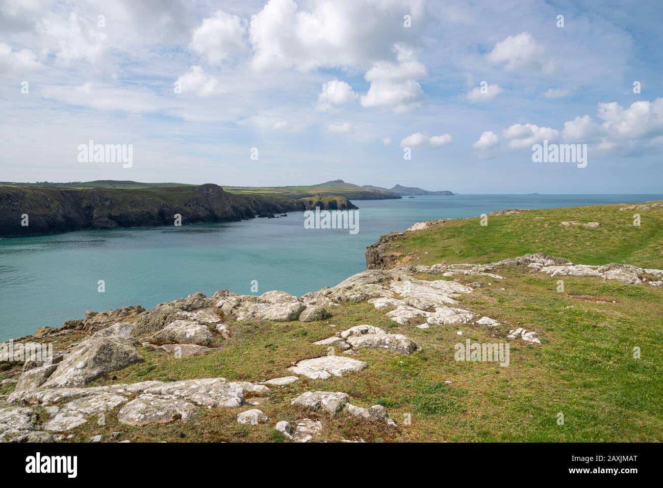 Vista da scogliere sopra Abereiddy, Pembrokeshire, Galles. Foto Stock