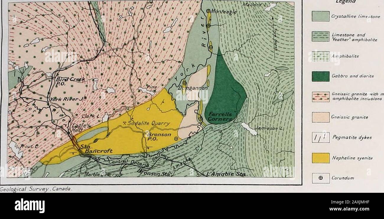 Guide libri di escursioni in Canada1-10 . in direzione del movimento di itsflow, come mostrato dal loro rapporto con la direzione di itsfoliation. Questi sono chiaramente frammenti del limetonecover del batolitico che sono stati piegati, o calati, nel magma del bagno invasore. La sienite nefelina presenta una diversa formazione di bande e foliazioni, che si conformano in sciopero alla fogliazione del thegneissic-granite, nonché alla lettiera dei calcari. A Bancroft questa sienite nefleina è di circa un miglio (i -6 km.) in larghezza misurata attraverso lo sciopero della foliazione, il tuffo b Foto Stock