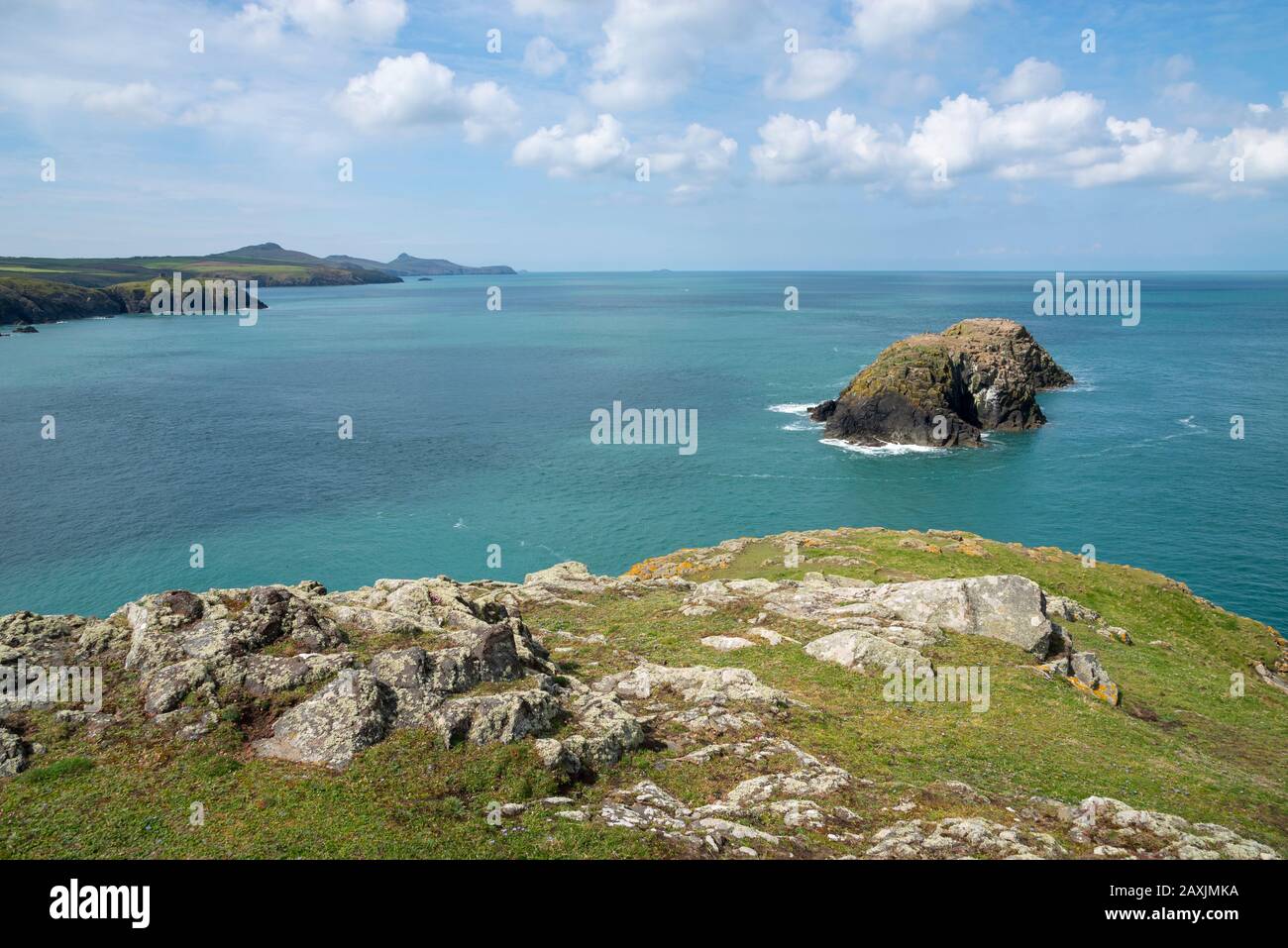 Vista dalle scogliere sopra la spiaggia di Traeth Llyfn vicino ad Abereiddy, Pembrokeshire, Galles. Foto Stock