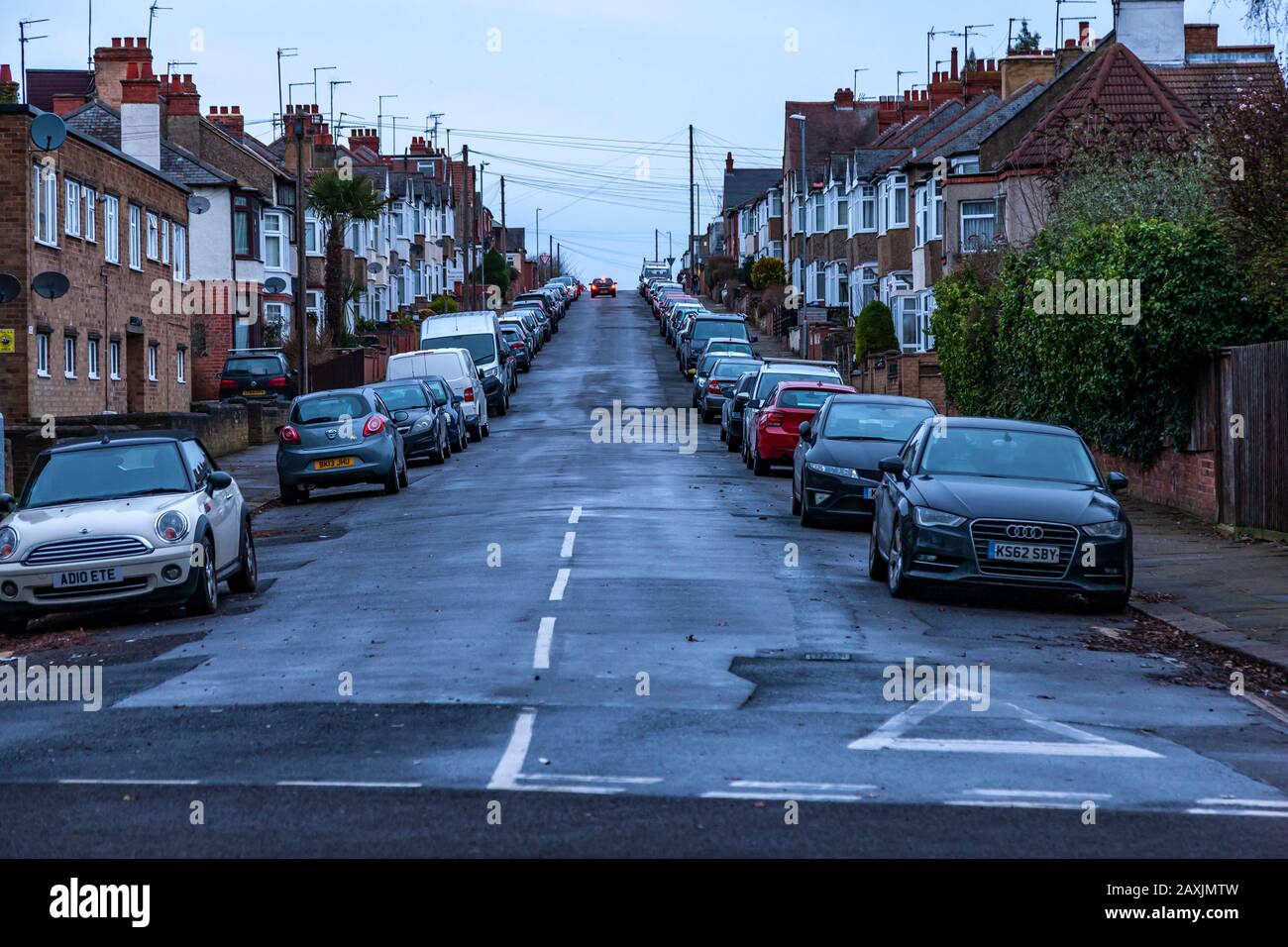 Guardando su Beech Avenue visto da Wellingborough Road Northampton, Inghilterra, Regno Unito. Foto Stock